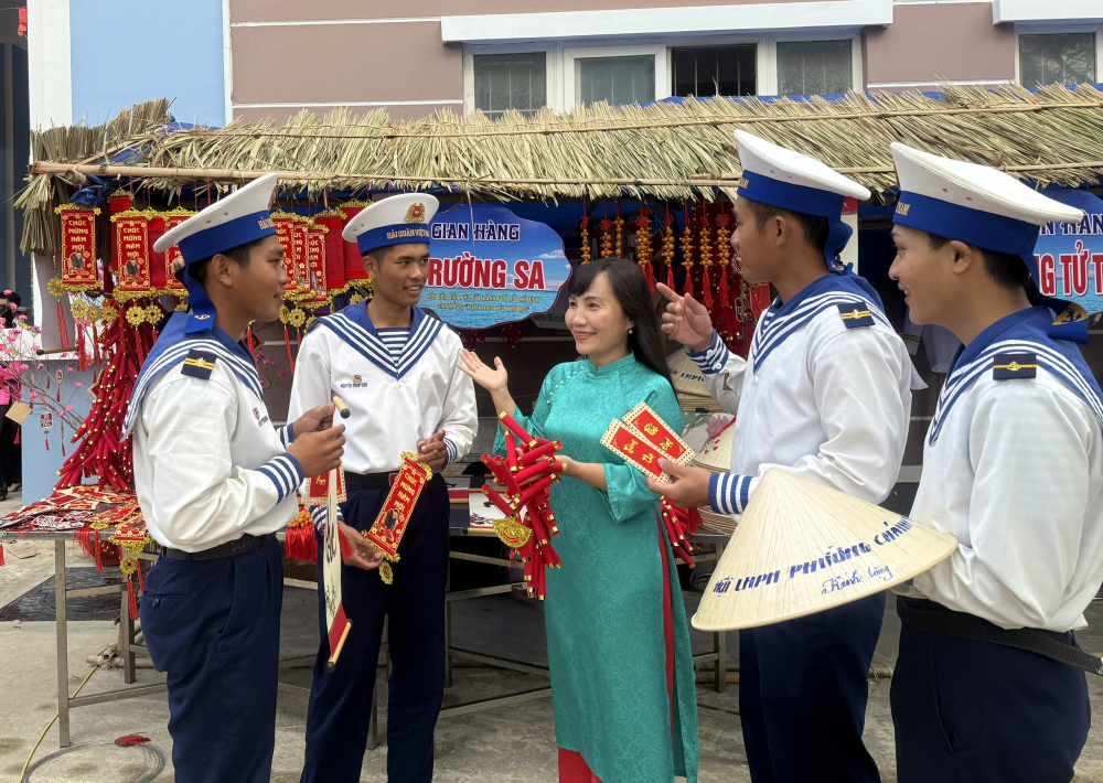 Bà Trịnh Thị Thanh – Phó chủ tịch thường trực Hội LHPN TPHCM - chia sẻ: Hội LHPN TPHCM giới thiệu về gian hàng yêu thương và tặng quà tết cho các chiến sĩ