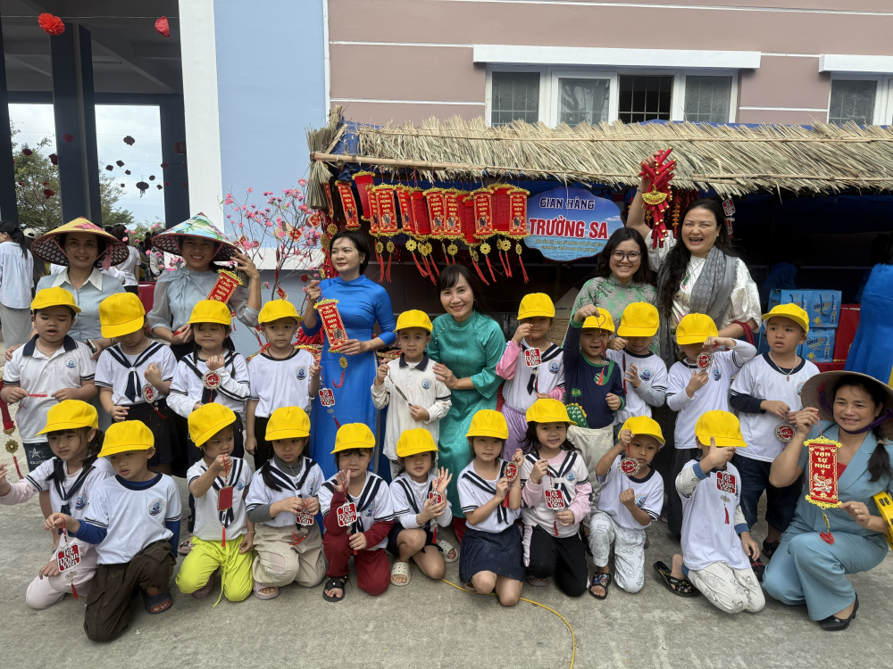 Gian hàng yêu thương của Hội LHPN TPHCM thu hút các em nhỏ và cô giáo đến tham quan, chọn quà