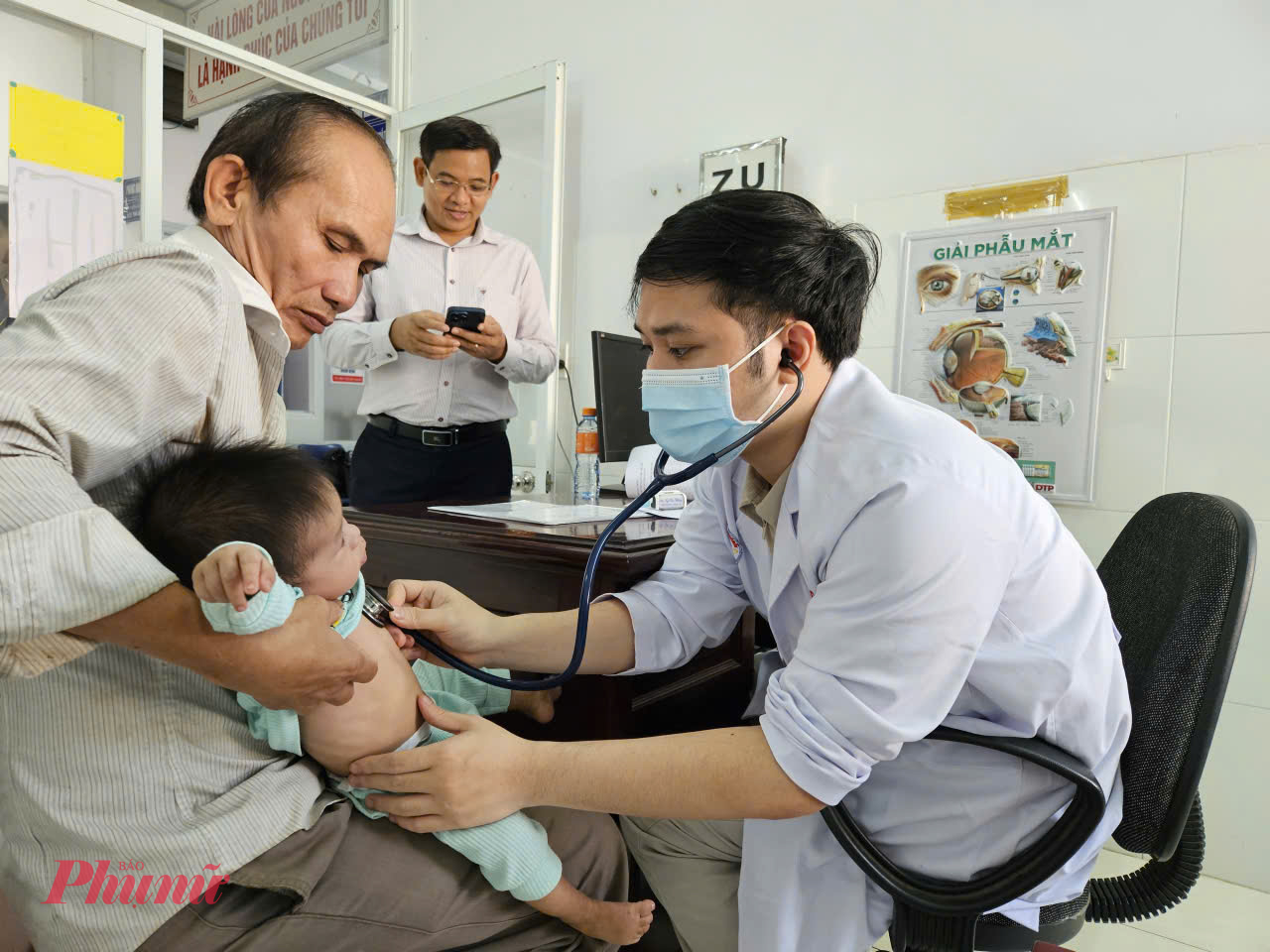 Chuẩn bị tủ thuốc mini ngày Tết giúp gia đình chủ động hơn trong một số bệnh thông thường, ảnh minh họa Phạm An