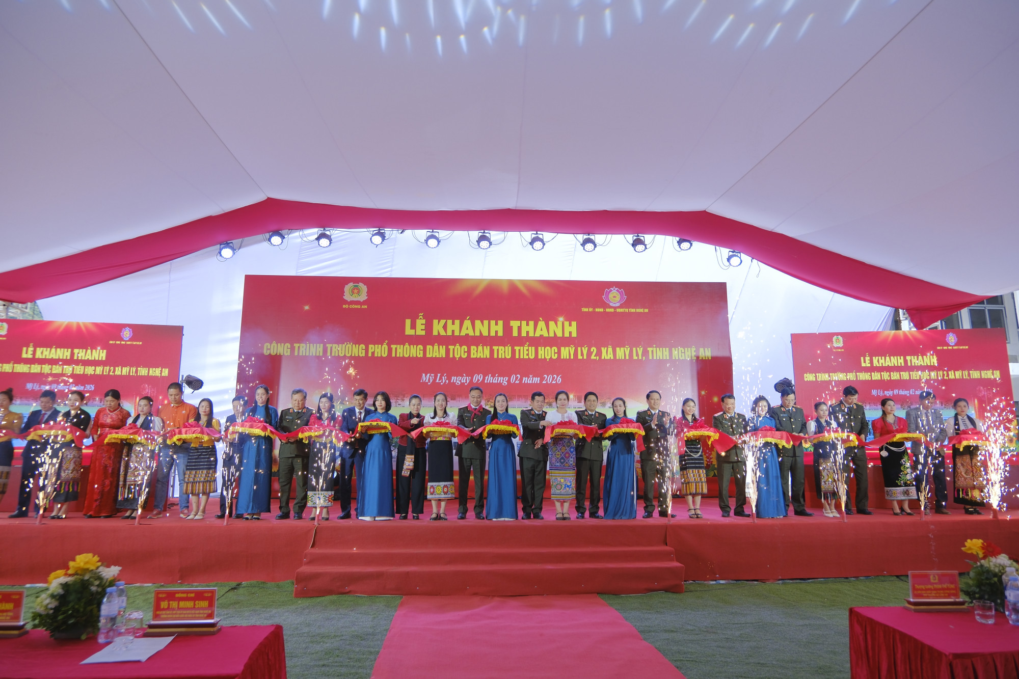 Thượng tướng Phạm Thế Tùng cùng các đại biểu thực hiện nghi thức cắt băng khánh thành Trường Phổ thông dân tộc bán trú Tiểu học Mỹ Lý 2 - Ảnh: Khánh Trung