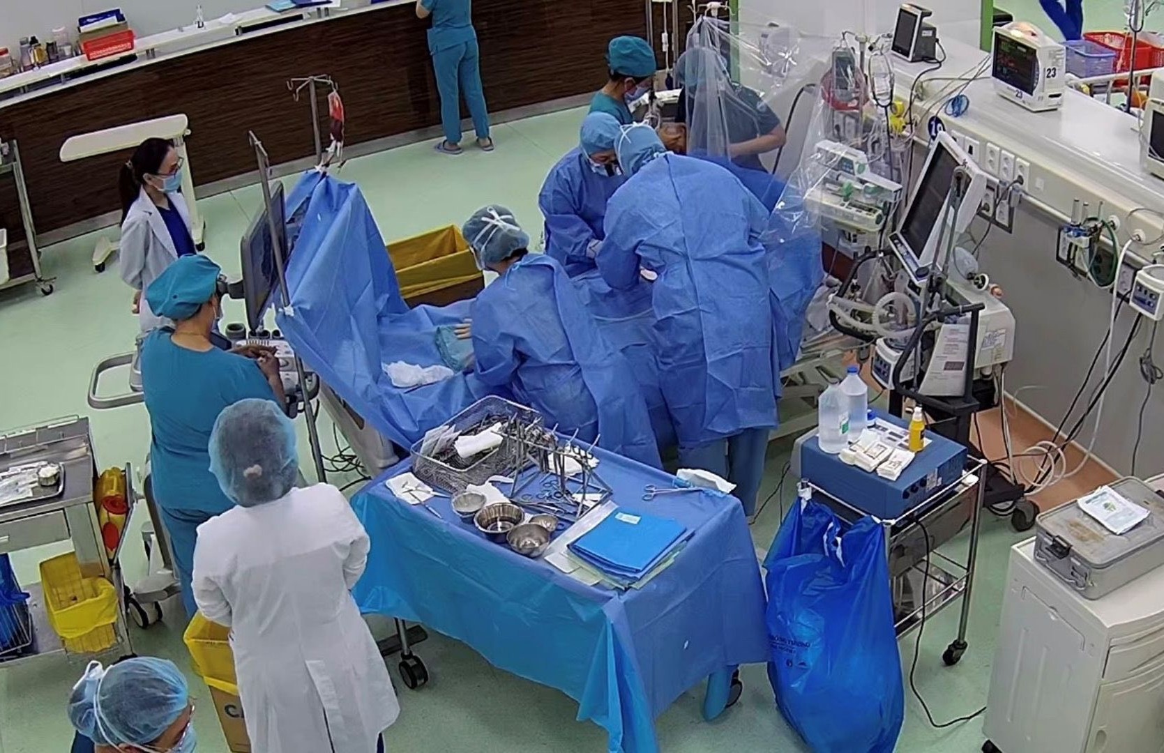 Ê-kíp bác sĩ Bệnh viện Nhi đồng 1 tiến hành can thiệp ECMO cho bé, ảnh BV