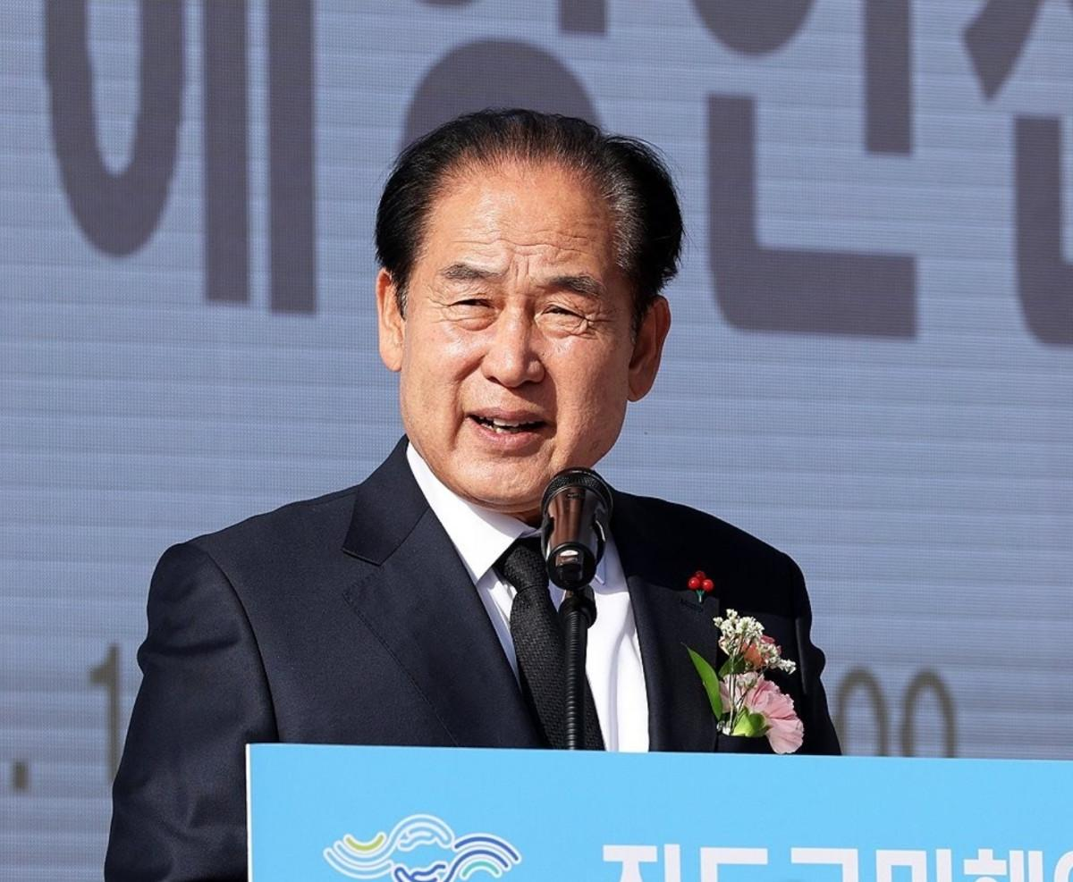 Ông Kim Hee-su, huyện trưởng huyện Jindo thuộc tỉnh Nam Jeolla, Hàn Quốc - Ảnh: Yonhap