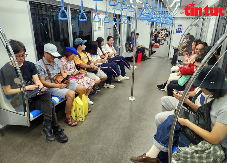 Người dân đi lại bằng metro số 1.