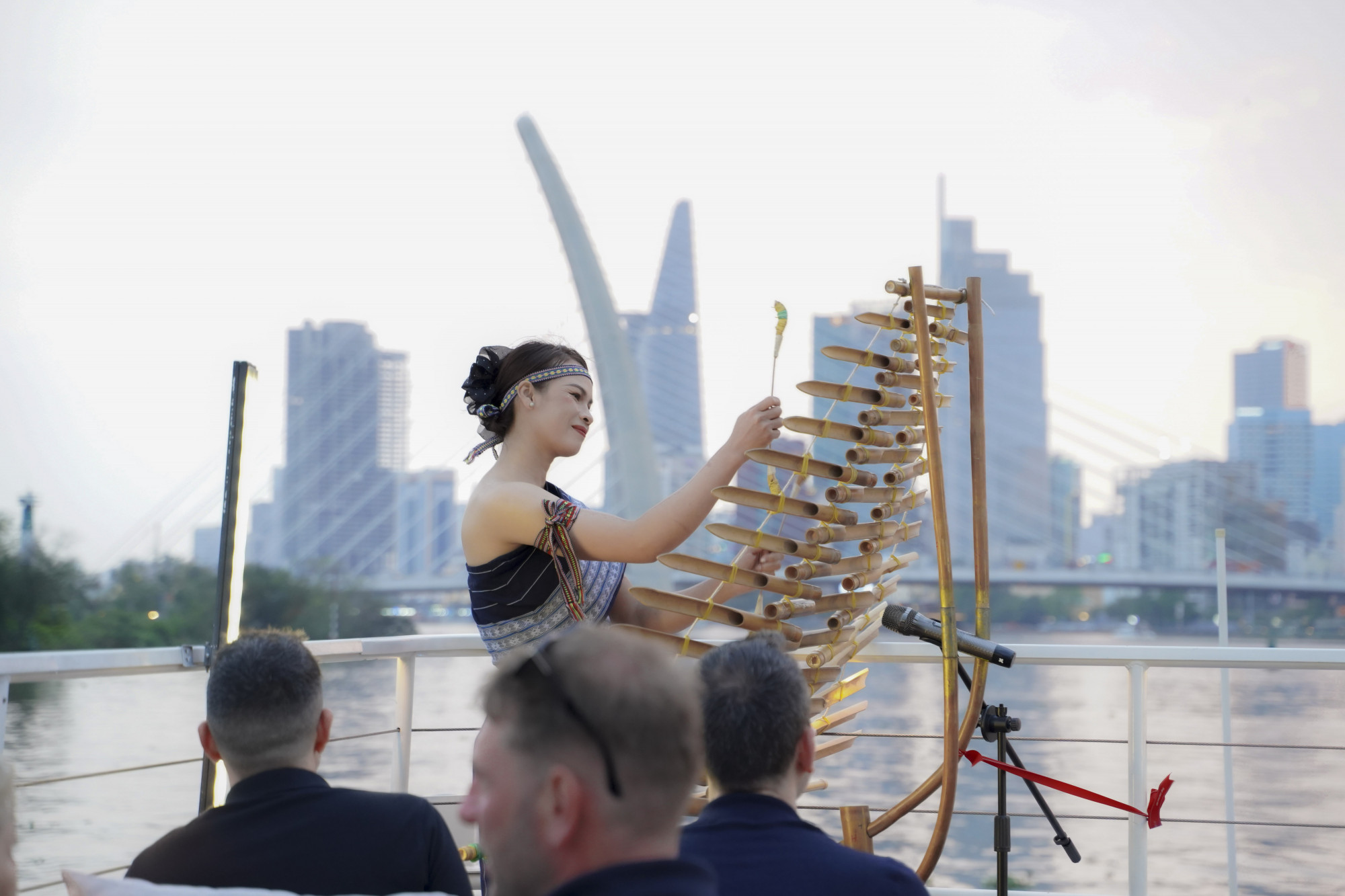 Âm vang đại ngàn hòa nhịp sóng nước đô thị