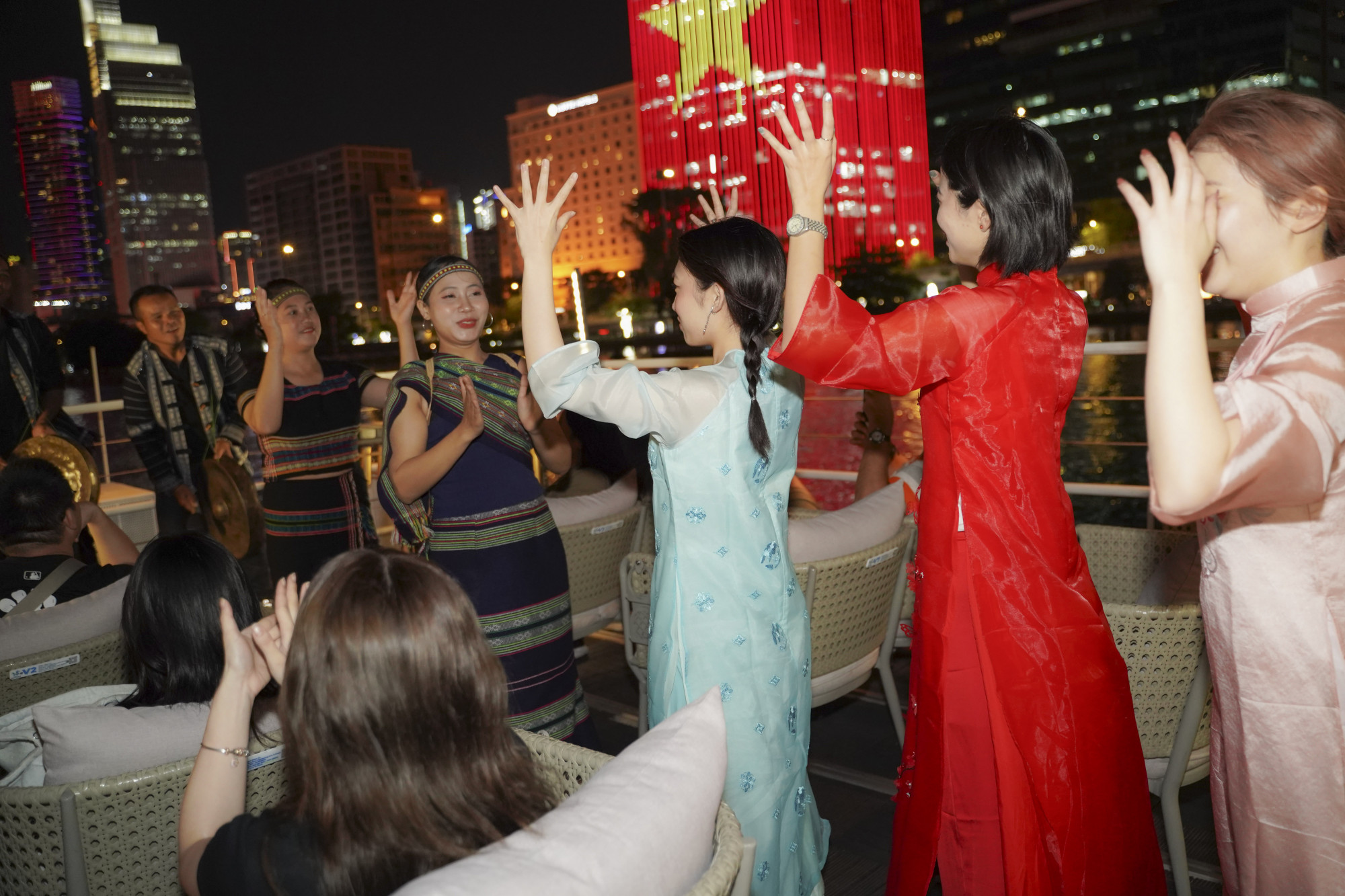 Chạm vào di sản văn hóa dân tộc và kết nối cảm xúc