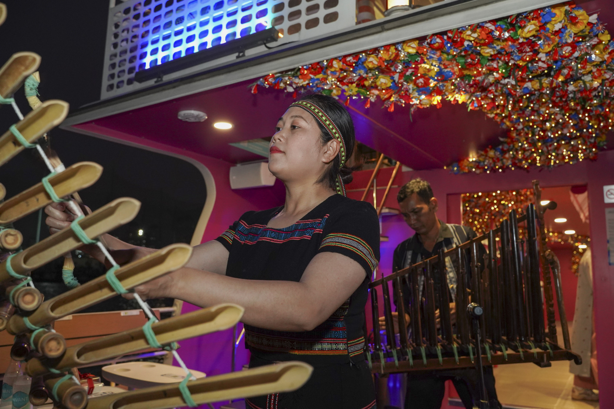 Du khách được đắm mình trong những sắc màu rực rỡ của hoa giấy Thanh Tiên và âm vang cồng chiêng đại ngàn vang lên giữa sông Sài Gòn