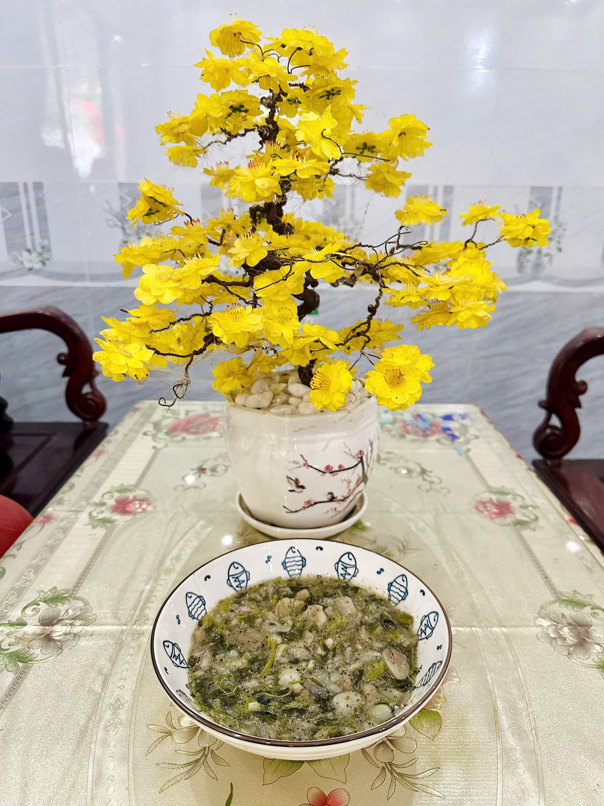 Đón lấy thố canh, tôi thấy lòng mình dâng lên một niềm xúc động lặng lẽ. Hóa ra, người phụ nữ đã có con như tôi, khi về quê cũng hóa thành đứa trẻ được nuông chiều (ảnh: tác giả cung cấp)