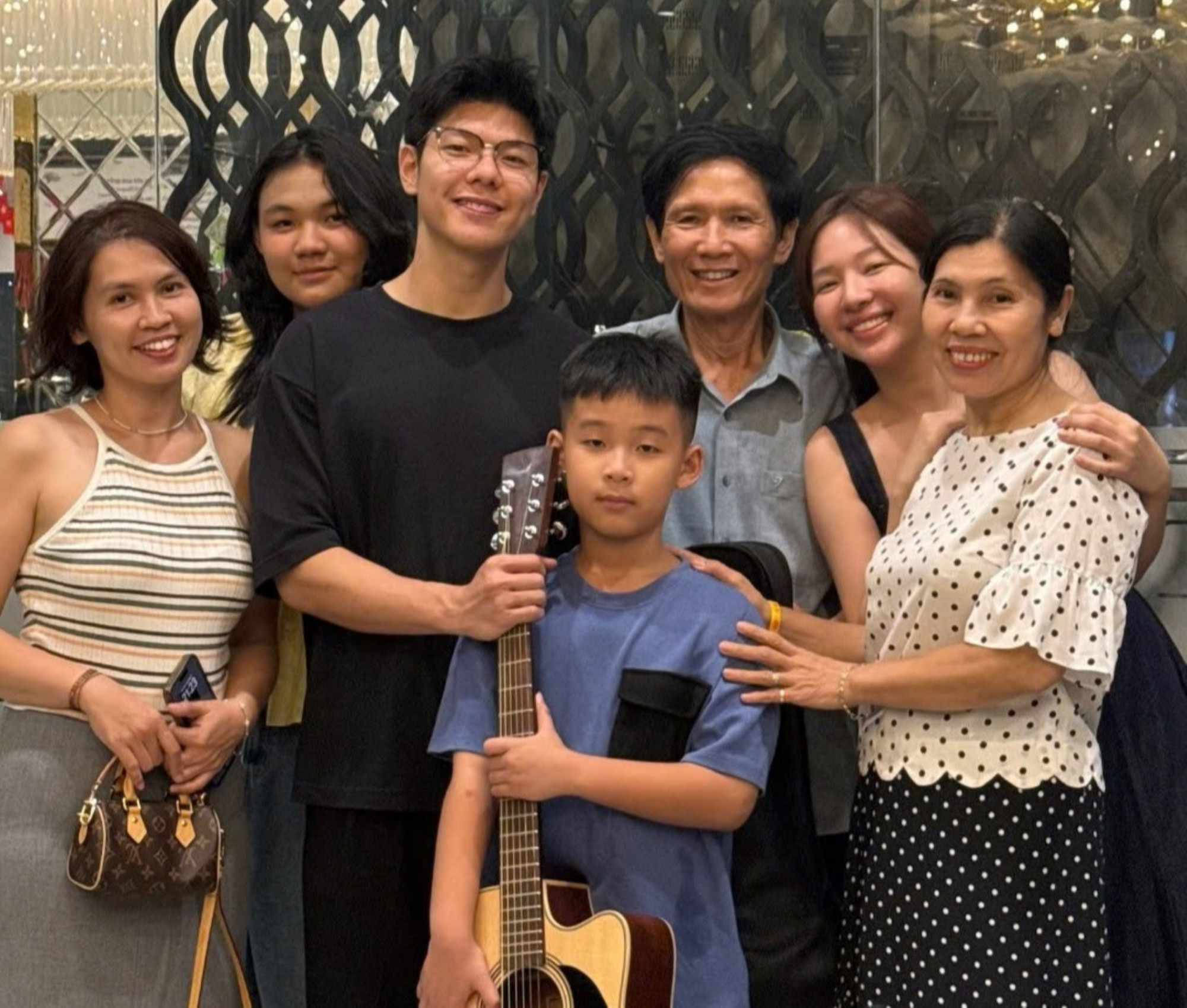 Chăm sóc sức khỏe cha mẹ là sự đồng hành và sẻ chia trong từng khoảnh khắc thường ngày - Ảnh: nhân vật cung cấp