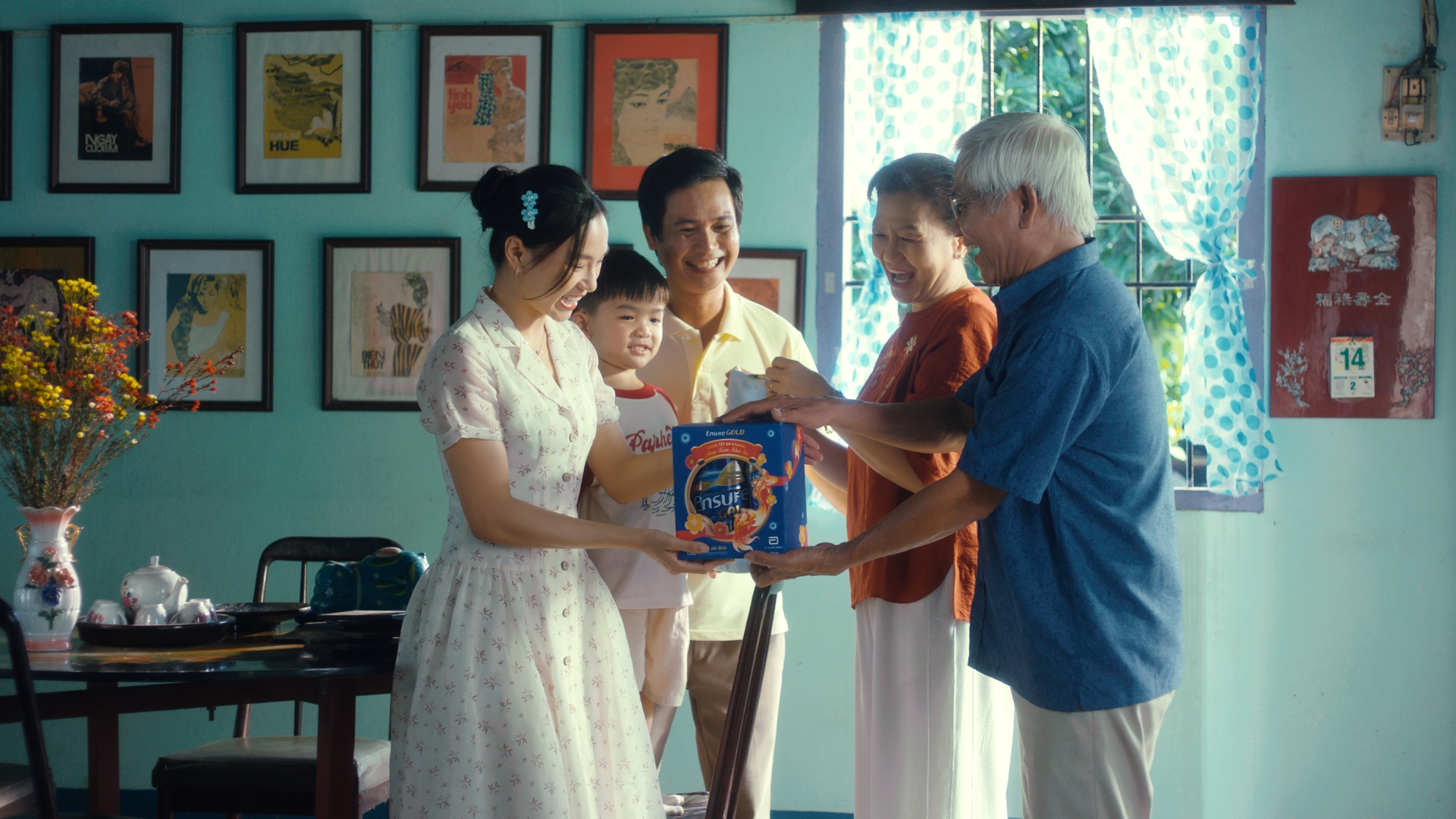 Những đổi thay trong sức khỏe cha mẹ khiến nhiều người con chủ động quan tâm chăm sóc cha mẹ nhiều hơn - Ảnh: Như Quỳnh