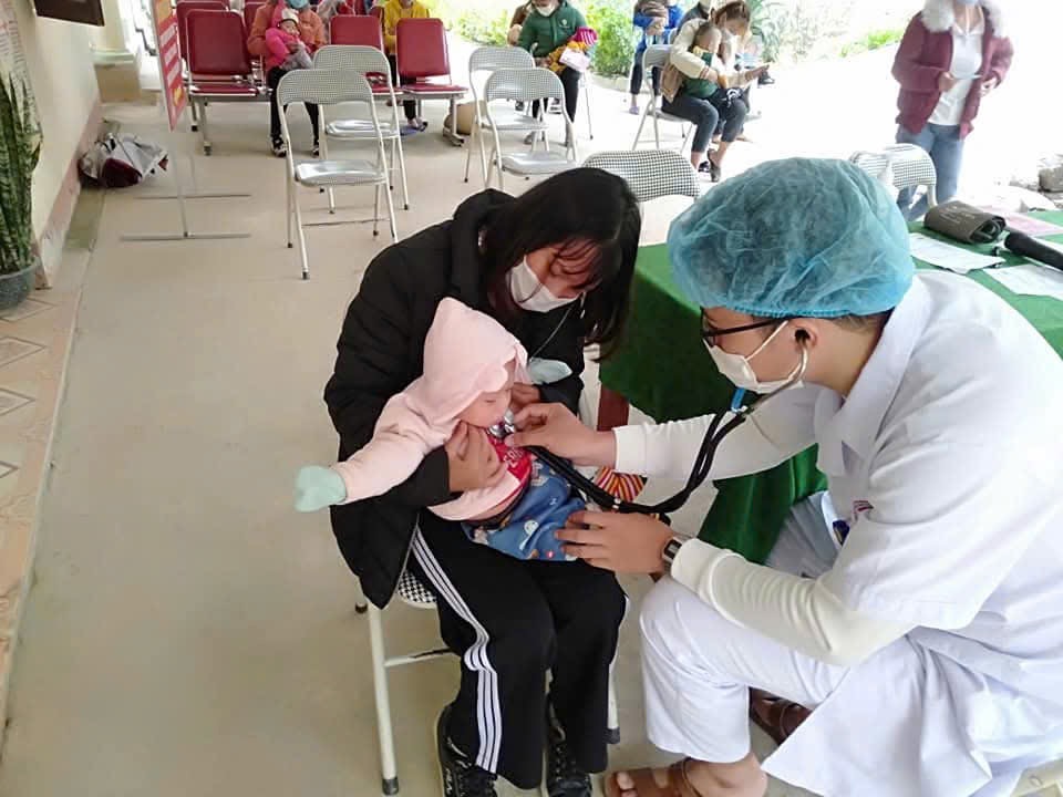 Bác sĩ Sầm Văn Tài khám chữa bệnh cho người dân vùng cao - ảnh: Bệnh viện cung cấp