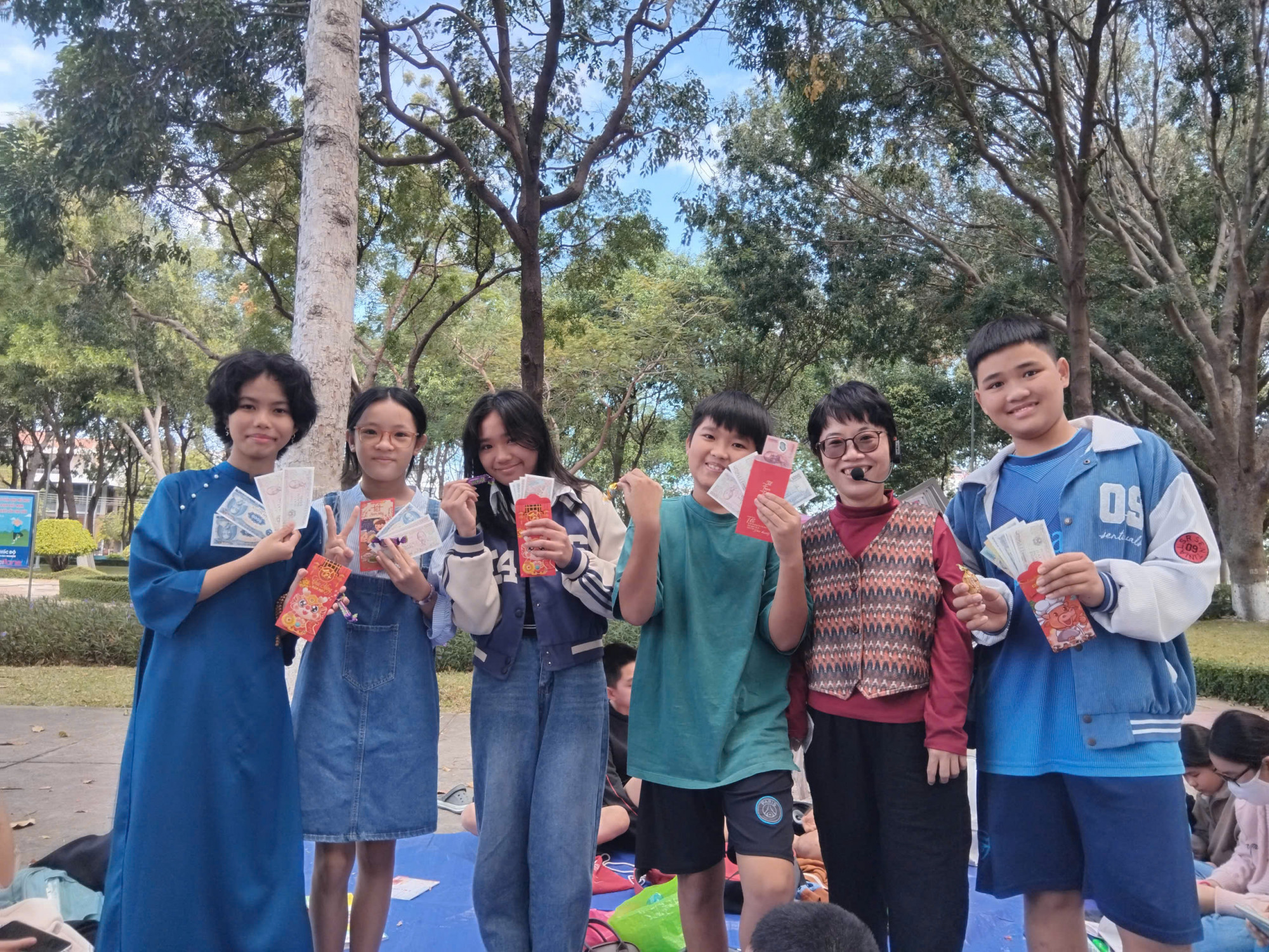 Nhà văn Nguyễn Thị Kim Hòa (thứ 2, từ phải sang) cùng học trò đón mừng xuân mới - Ảnh: NVCC