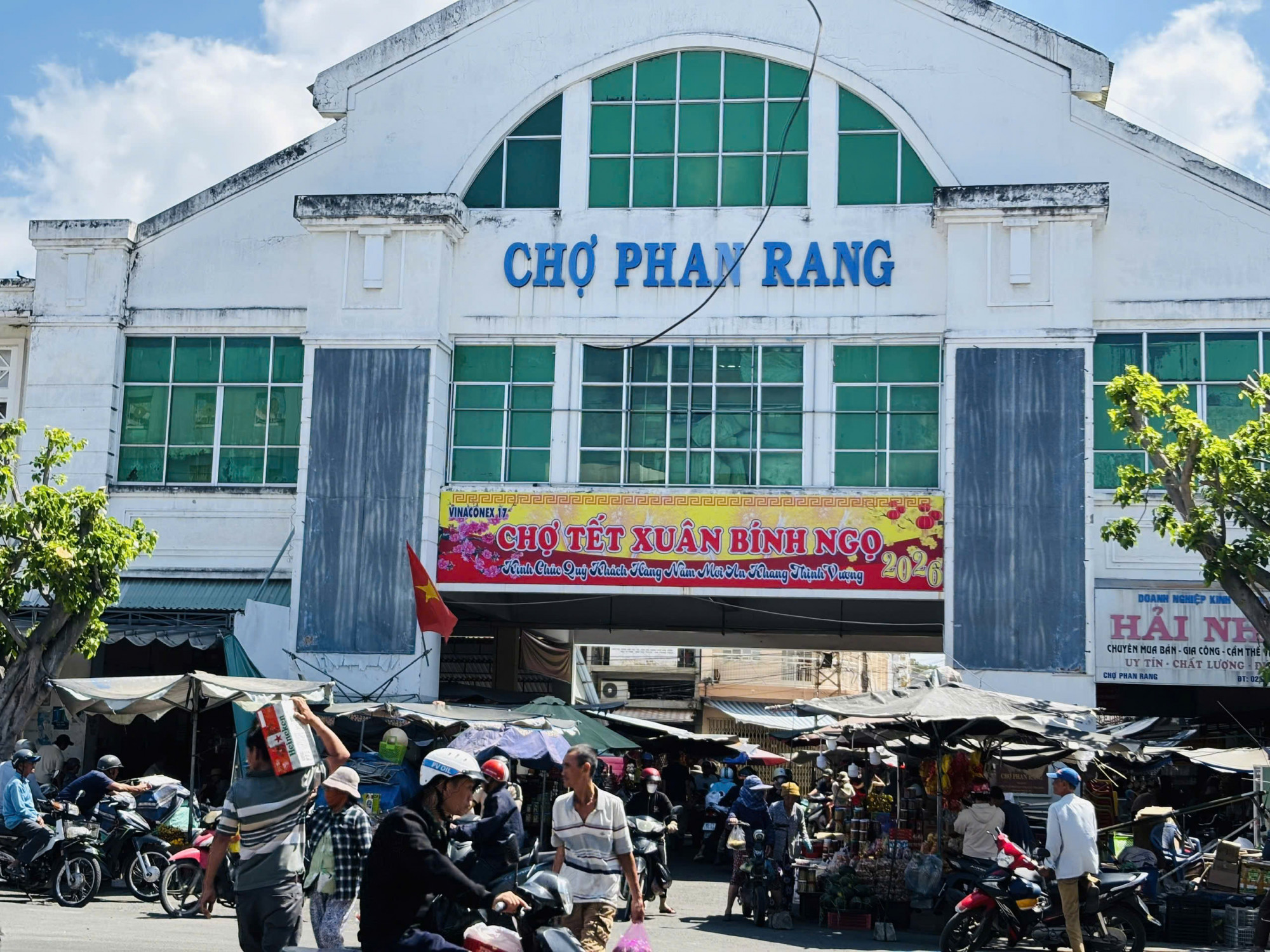 Chợ quê đã vào xuân - Ảnh: NVCC