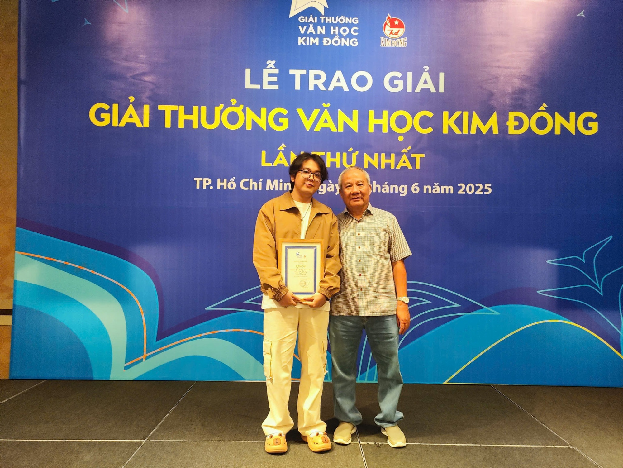 Nhà văn trẻ Phát Dương (trái) chụp cùng nhà văn Trần Đức Tiến, tại lễ trao giải thưởng Văn học Kim Đồng lần thứ nhất