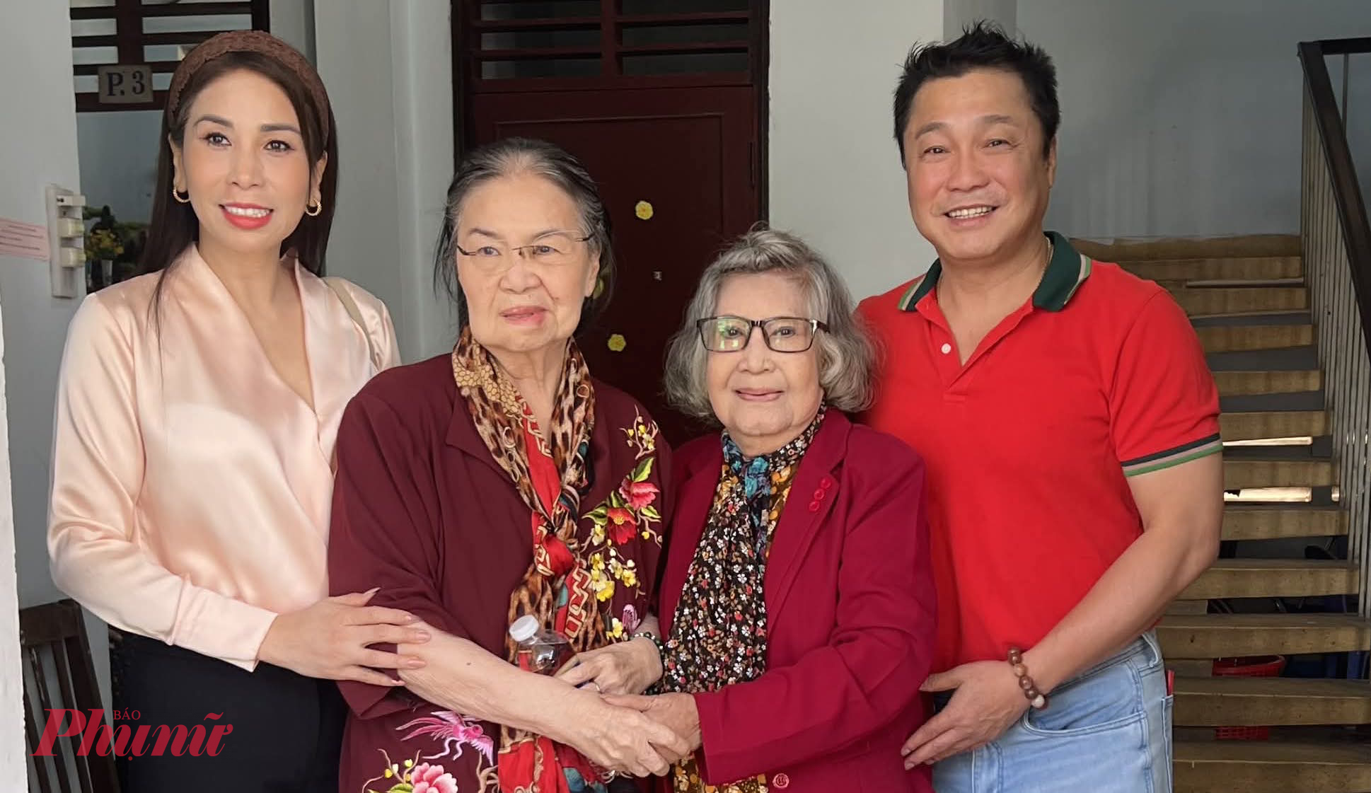 Gia đình cố NSND Lý Huỳnh chụp cùng NSƯT Diệu Hiền