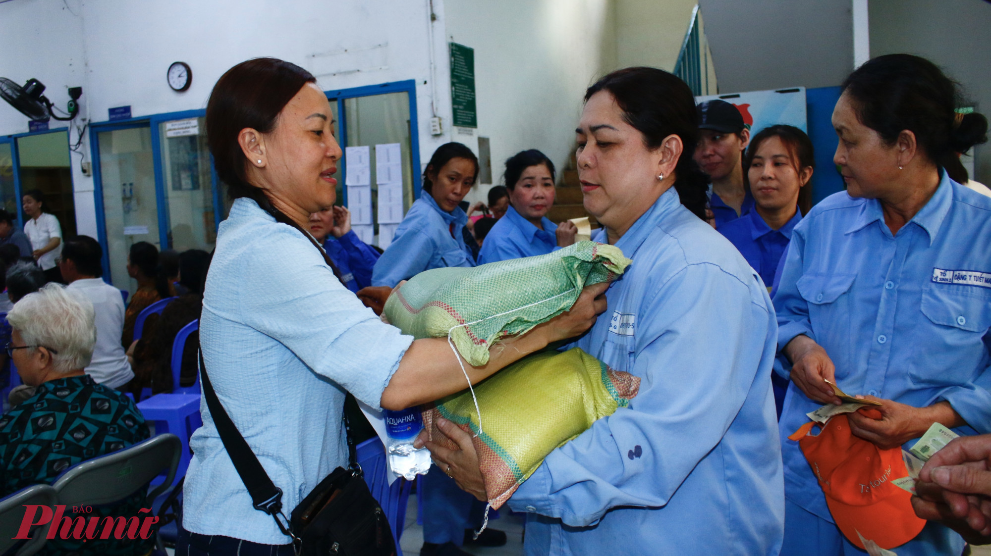 Người dân phấn khởi nhận quà tết