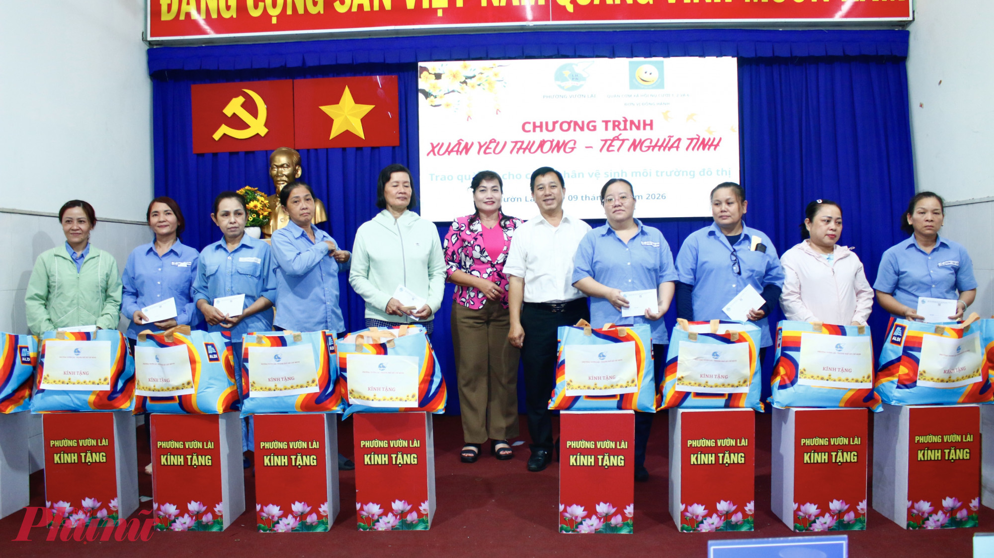 Ông Nguyễn Phúc Hiệp – Phó bí thư thường trực Đảng ủy phường Vườn Lài và bà Trần Thị Tuyết Hồng – Uỷ viên Ban thường vụ, Phó chủ tịch HĐND phường Vườn Lài trao quà tết đến nữ công nhân vệ sinh môi trường