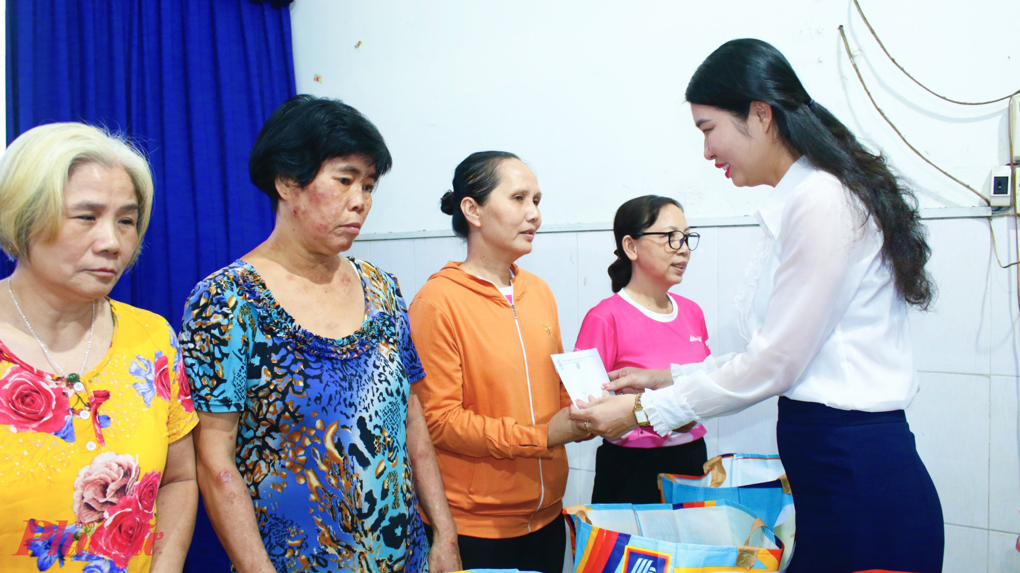 Bà Nguyễn Thị Mỹ Chi – Phó chủ tịch Ủy ban MTTQ Việt Nam phường, Chủ tịch Hội LHPN phường Vườn Lài  trao quà đến các hộ gia đình khó khăn