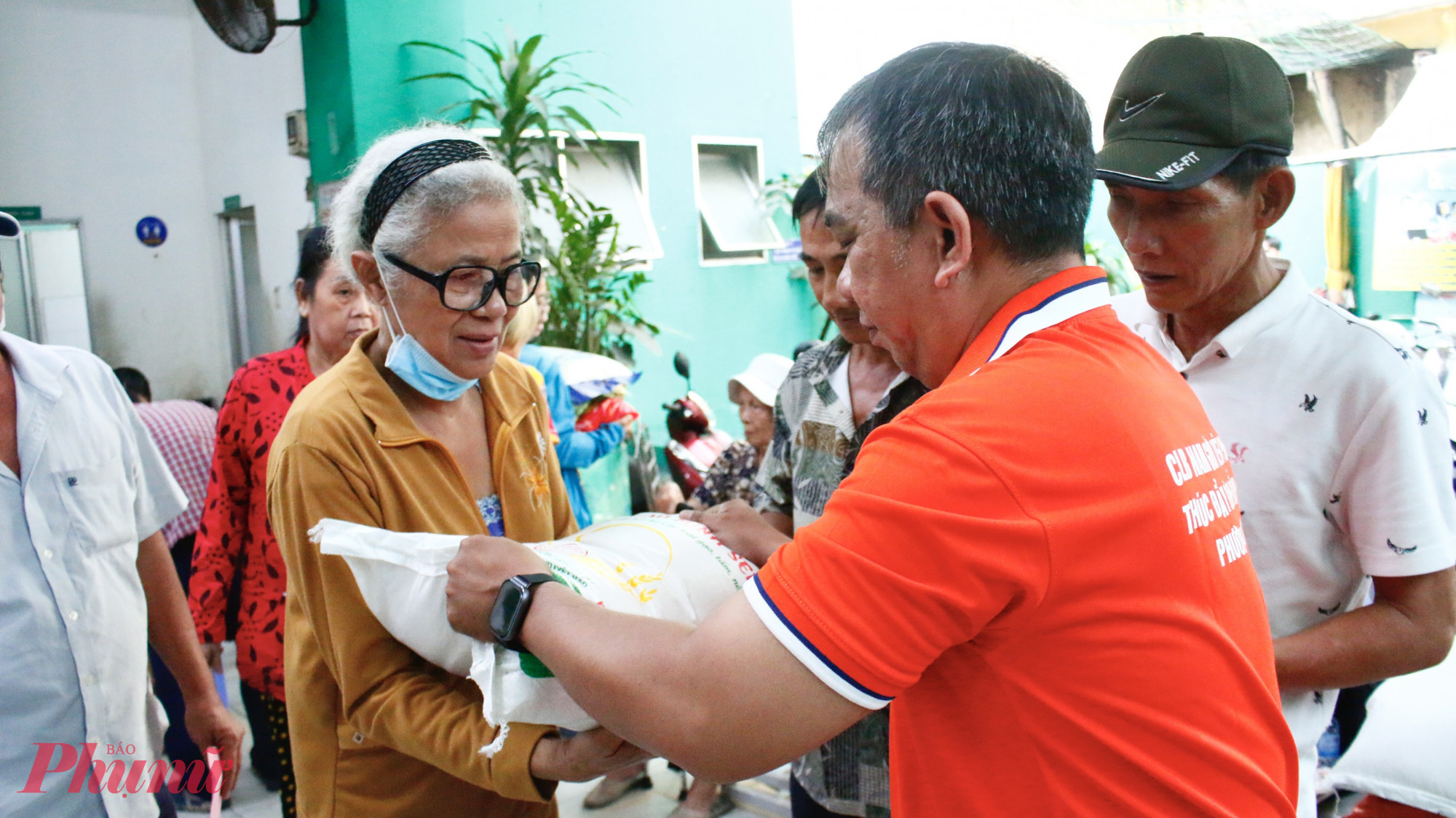 Mỗi phần quà là lời động viên, gửi gắm tình yêu thương đến các em 