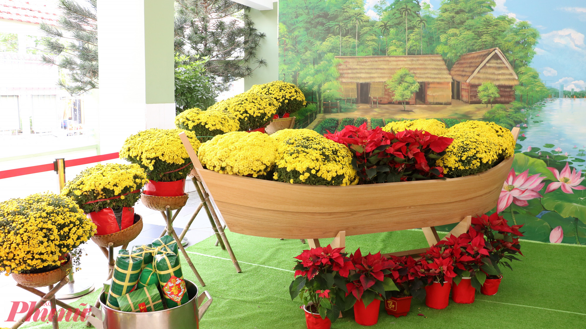 Điểm nhấn của không gian chính là chiếc thuyền hoa ngày xuân do chính phụ huynh cùng nhau thực hiện