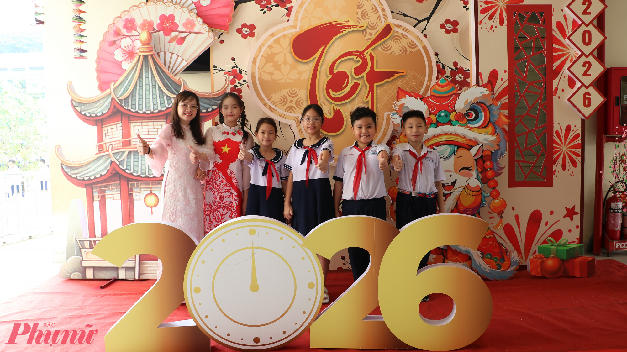 Hiệu trưởng Lê Thị Thoa (bìa trái) và học sinh vui vẻ check in mừng năm mới 
