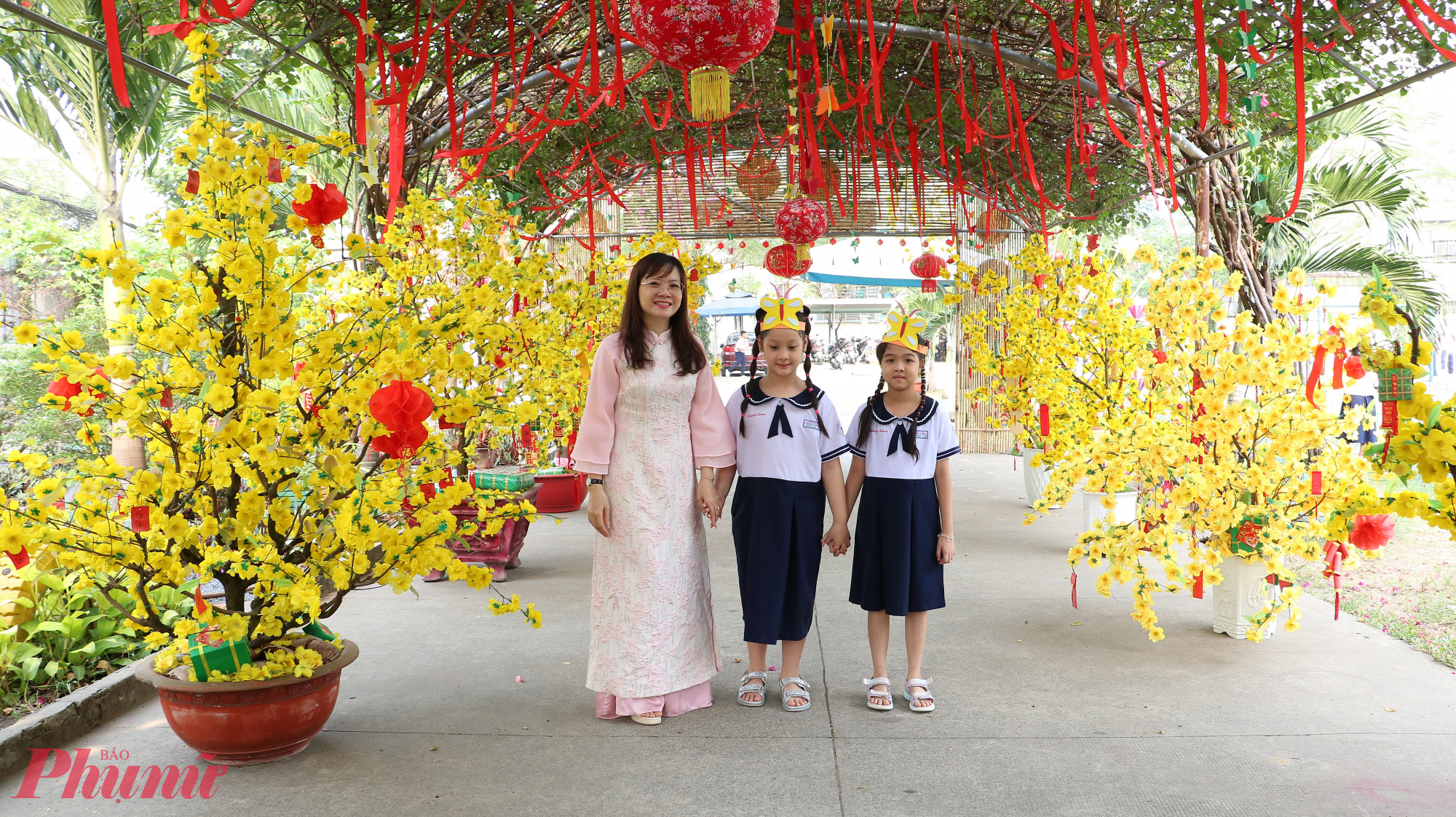 Đặc biệt, con đường hoa mai vàng rực rỡ trở thành điểm check-in yêu thích của cả phụ huynh lẫn học sinh.