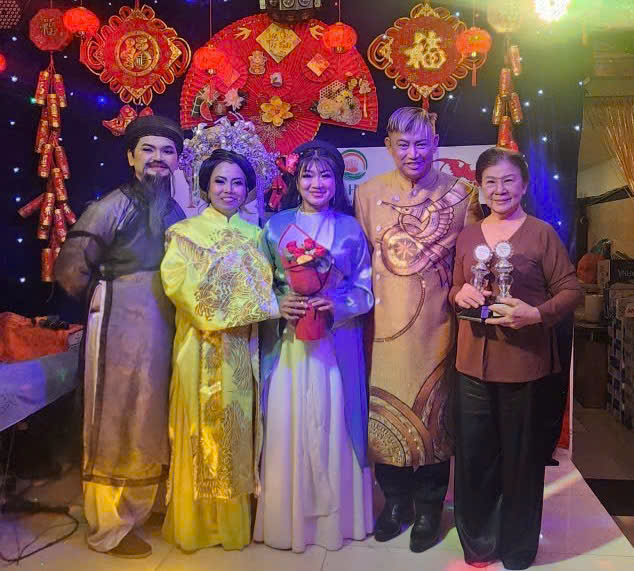 Đạo diễn Nguyễn Minh (thứ 2 từ phải sang) chúc mừng các thí sinh – Ảnh: Trần Tỷ