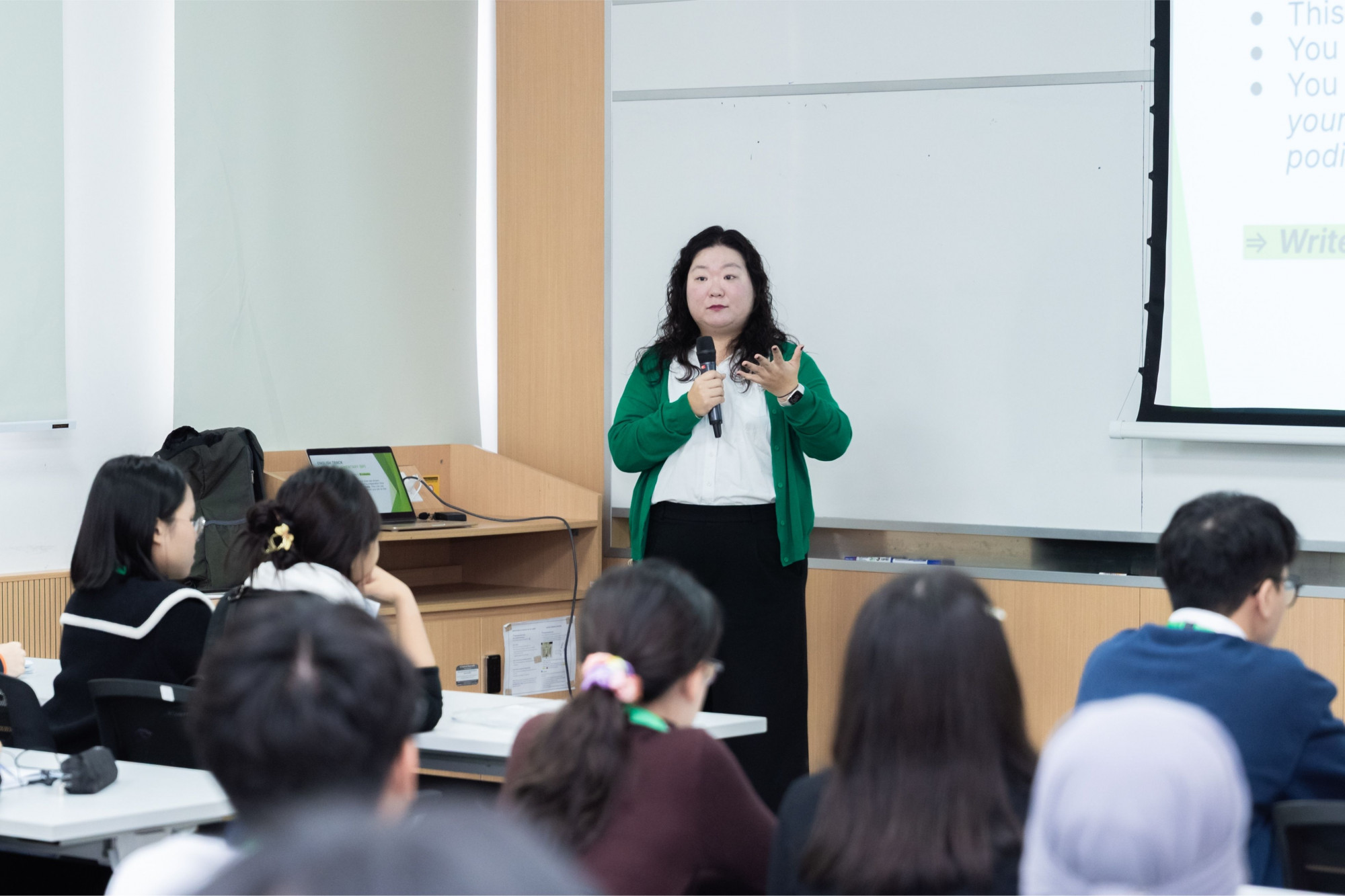 Bà Hyewon Rho - Cố vấn chuyên môn cuộc thi Tiếng nói Xanh - Giám đốc điều hành Debate For All trực tiếp chấm điểm bảng tiếng Anh và đánh giá cao chất lượng cũng như năng lực của các đội thi năm nay - Ảnh: Vingroup