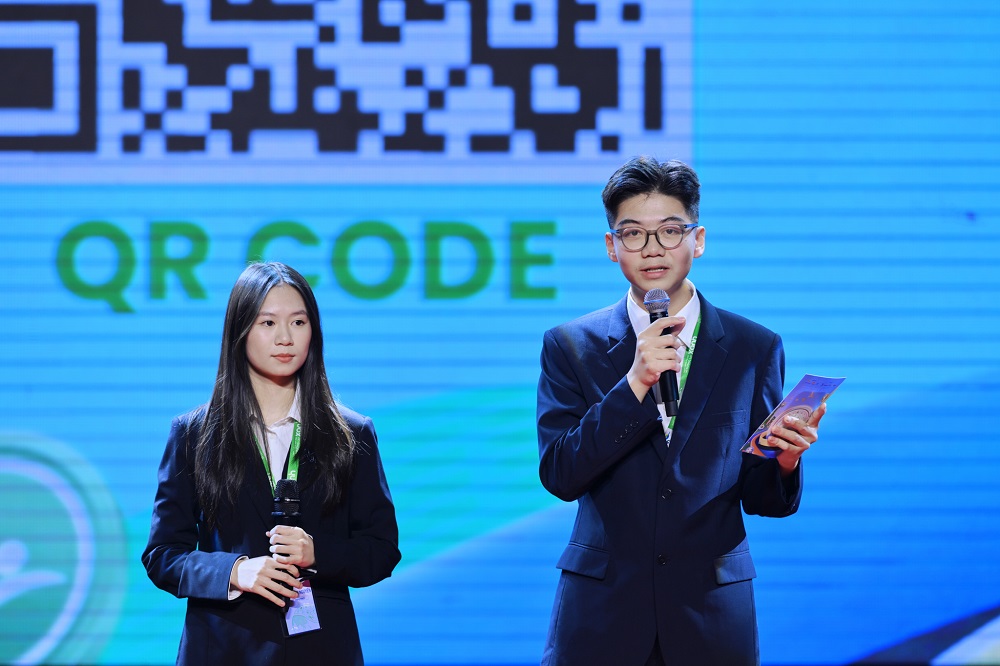 Đội Cropspiracy gồm Cao Khánh Nguyên và Hồ Đức Minh (THPT Nguyễn Siêu, Hà Nội) thể hiện năng lực tranh biện và tư duy tiệm cận chuẩn mực quốc tế qua phần thi của mình, từ đó xuất sắc giành Quán quân bảng tiếng Anh Tiếng nói Xanh mùa 3 - Ảnh: Vingroup