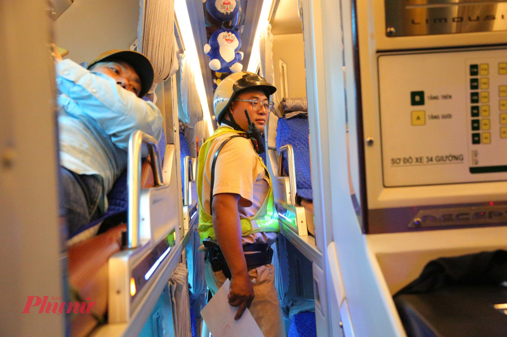 CSGT lên xe để kiểm tra số lượng hành khách có đúng như hợp động vận chuyển - Ảnh: Tứ Quý