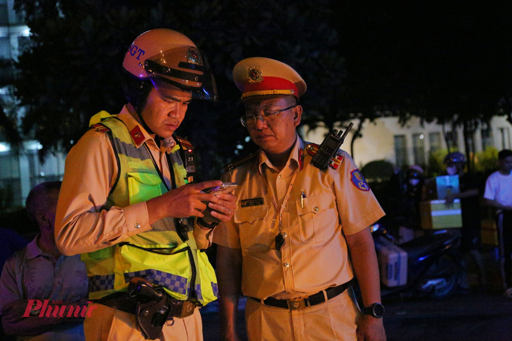Lực lượng CSGT Rạch Chiếc đã điều động toàn bộ quân số để kiểm tra, xử lý cả ngày lẫn đêm vào dịp cận tết - Ảnh: Tứ Quý