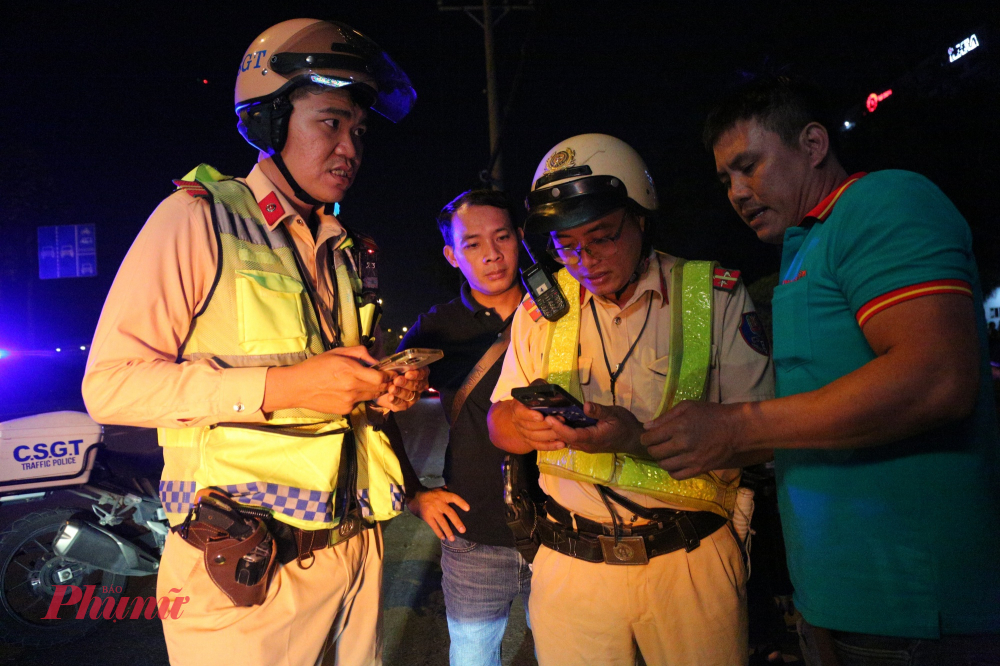 CSGT làm việc với tài xế xe khách tuyến TPHCM - Nghệ An - Ảnh: Tứ Quý