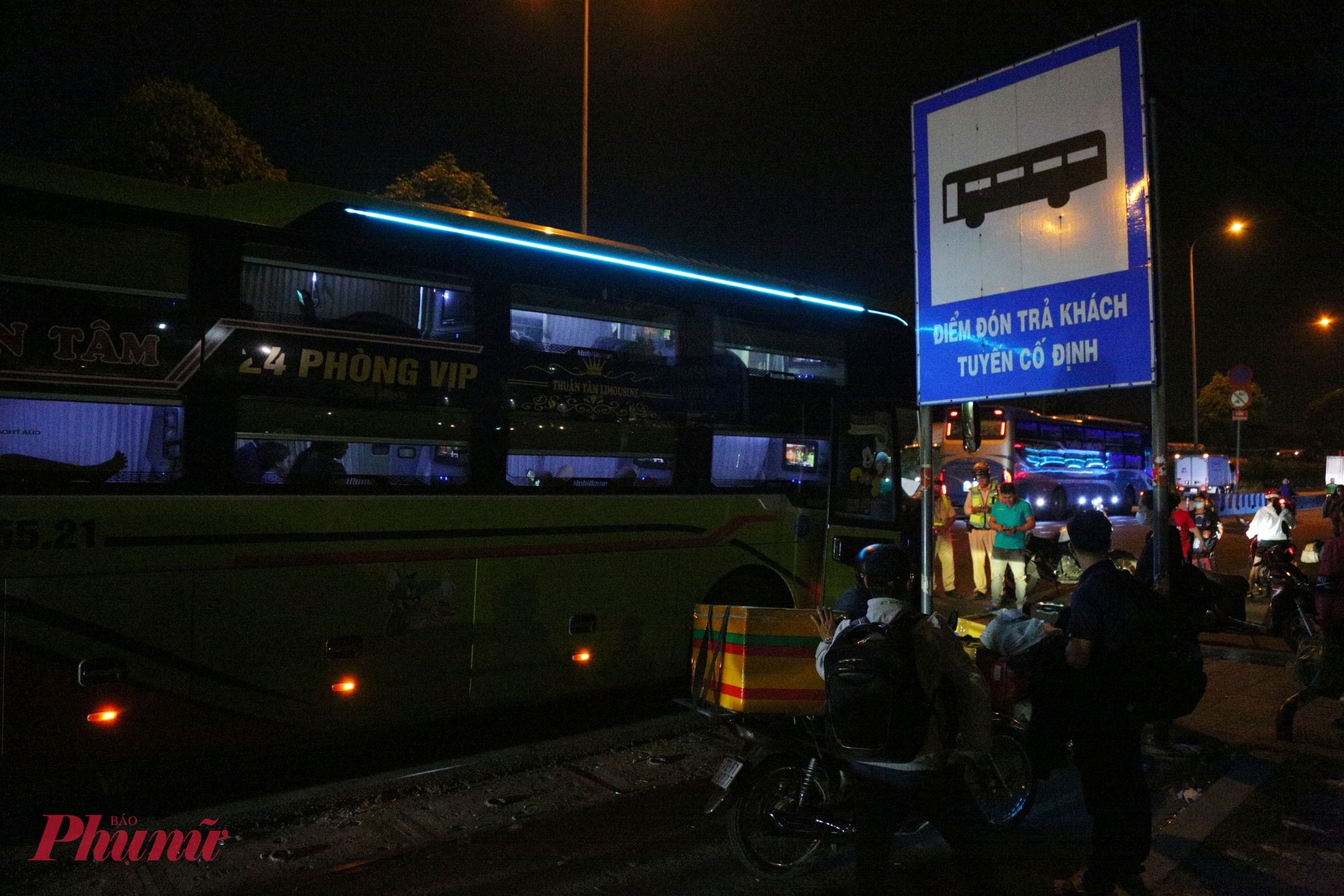 Điểm đón trả khách tuyến cố định tại trước Khu chế xuất Linh Trung hoạt động rầm rộ như bến cóc