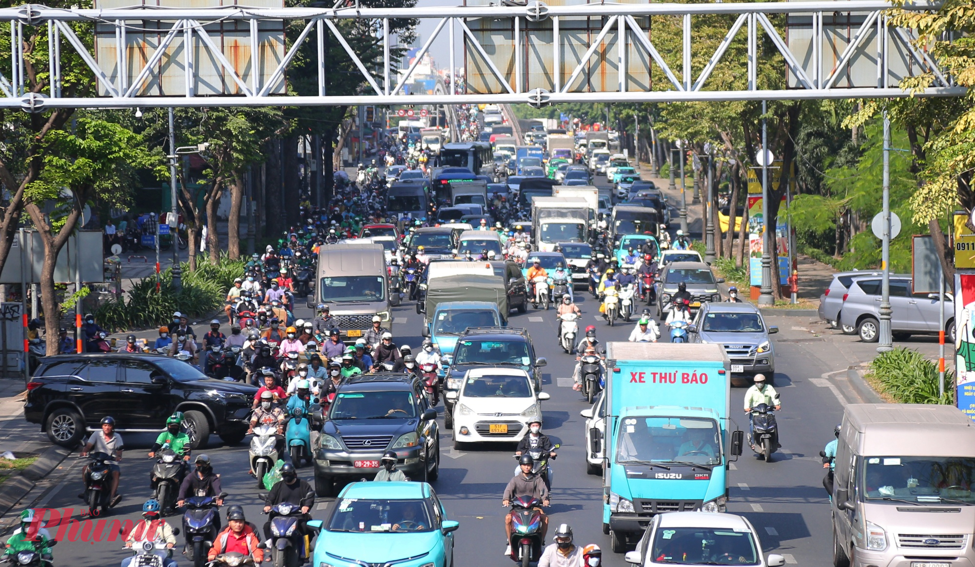 Giao thông ùn tắc từ cầu vượt Lăng Cha Cả đến đường Hoàng Văn Thụ. Trục đường này là một trong những cửa ngõ dẫn vào sân bay Tân Sơn Nhất nên thường xuyên rơi vào tình trạng quá tải, đặc biệt vào những ngày gần tết.