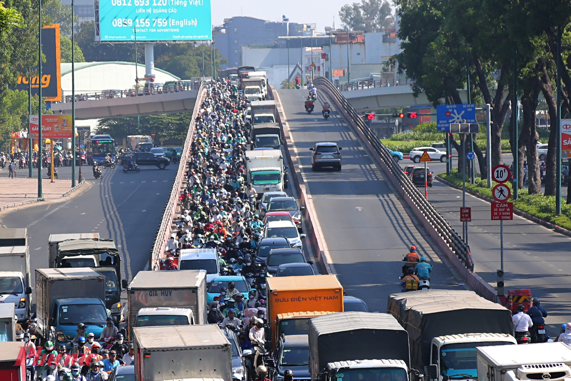 Tại đường Hoàng Minh Giáp, ghi nhận hơn gần 10 sáng 9/2 (22 tháng Chạp) xảy ùn tắc kéo dài từ trên cầu vượt hướng từ phường Gò Vấp đi phường Phú Nhuận.