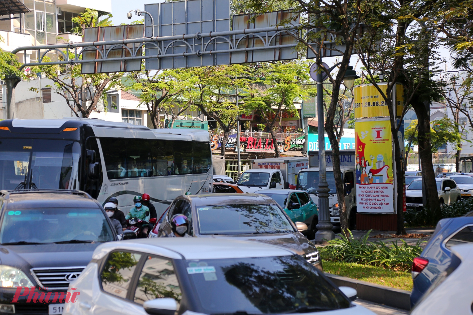 Điểm giao giữa đường Trường Sơn - Hoàng Văn Thụ liên tục bị ùn tắc do lượng phương tiện tăng cao.
