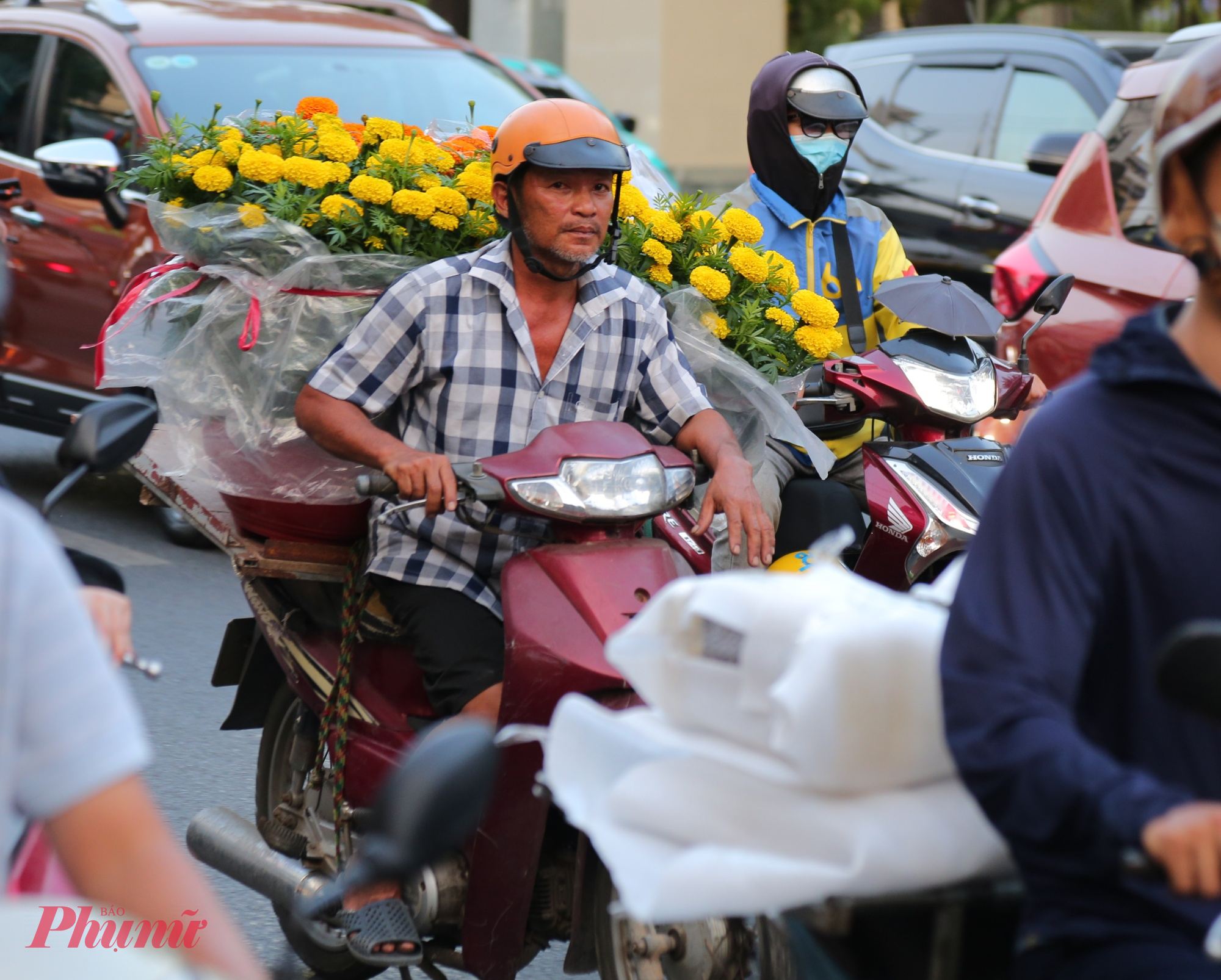 Người dân mua hoa, chở hoa đi bán dịp này cũng gặp trở ngại do nhiều tuyến đường thường xuyên xảy ra ùn tắc.