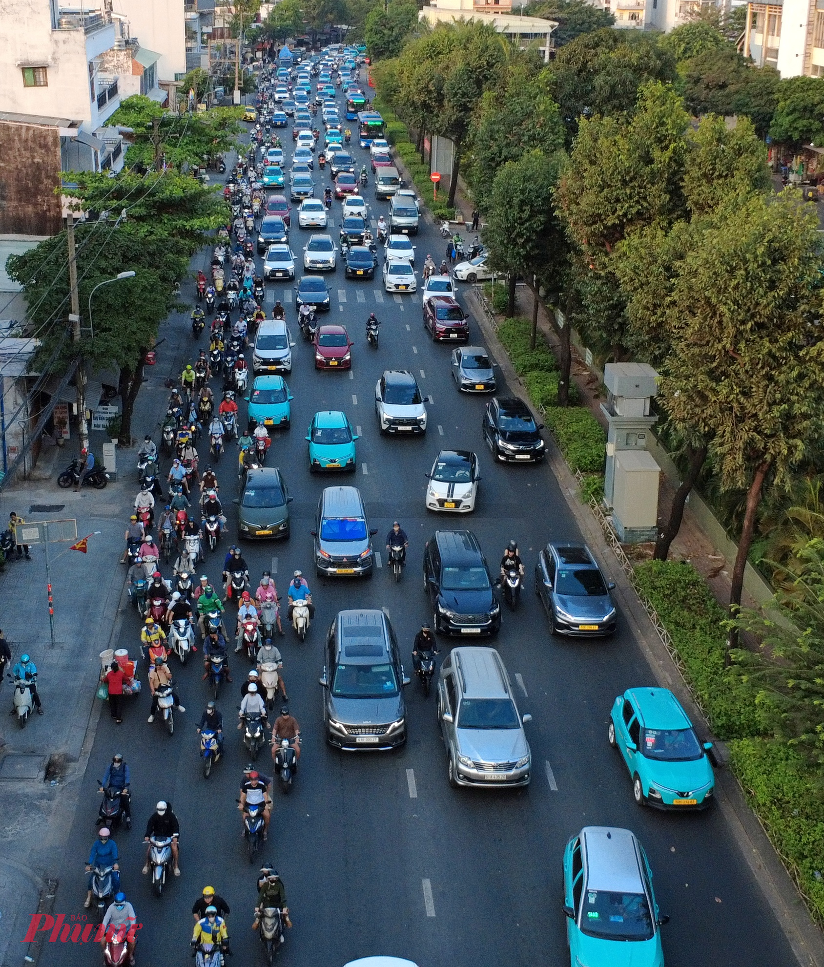 Nhiều thời điểm, dòng xe di chuyển chậm, thậm chí đứng yên từng đoạn, gây mệt mỏi cho người dân về quê sớm hoặc di chuyển liên tỉnh.