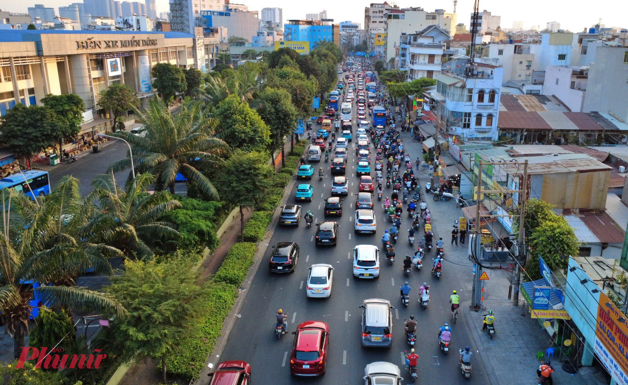 Các trục đường Đinh Bộ Lĩnh, Xô Viết Nghệ Tĩnh, Quốc lộ 13… thường xuyên đông nghẹt xe máy, ô tô và xe khách ra vào bến. 