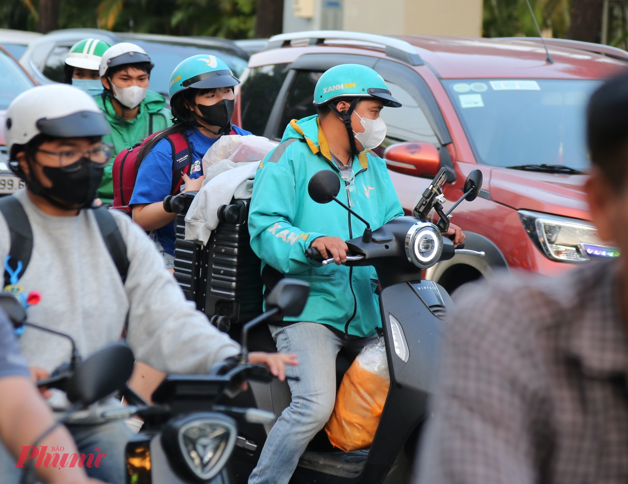 Hành khách mệt mỏi khi len lỏi giữa dòng phương tiện đang ùn tắc để vào bến xe về quê ăn tết.