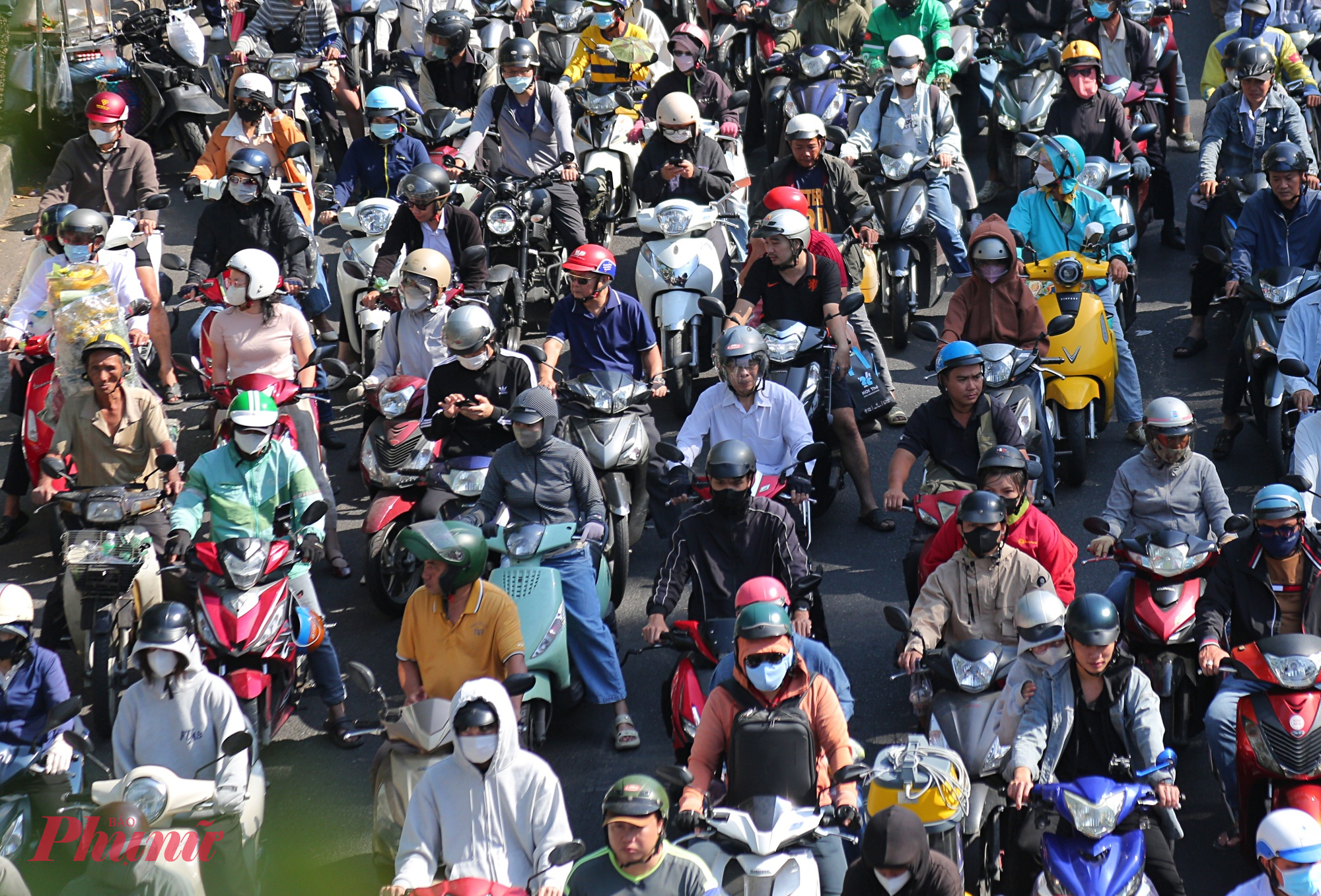 Xe máy đứng chôn chân do mật độ lưu thông dịp này tăng đột biến. Anh Minh Tuấn (ngụ quận Gò Vấp) chia sẻ, tối cùng ngày anh đưa người thân ra sân bay nhưng mất gần một giờ chỉ để đi qua đoạn đường Trường Sơn. “Bình thường đoạn này chỉ chạy khoảng 10–15 phút, nhưng hôm nay xe đứng yên liên tục, nhiều lúc tắt máy chờ. Ai cũng sốt ruột vì sợ trễ chuyến bay”, anh Tuấn nói.