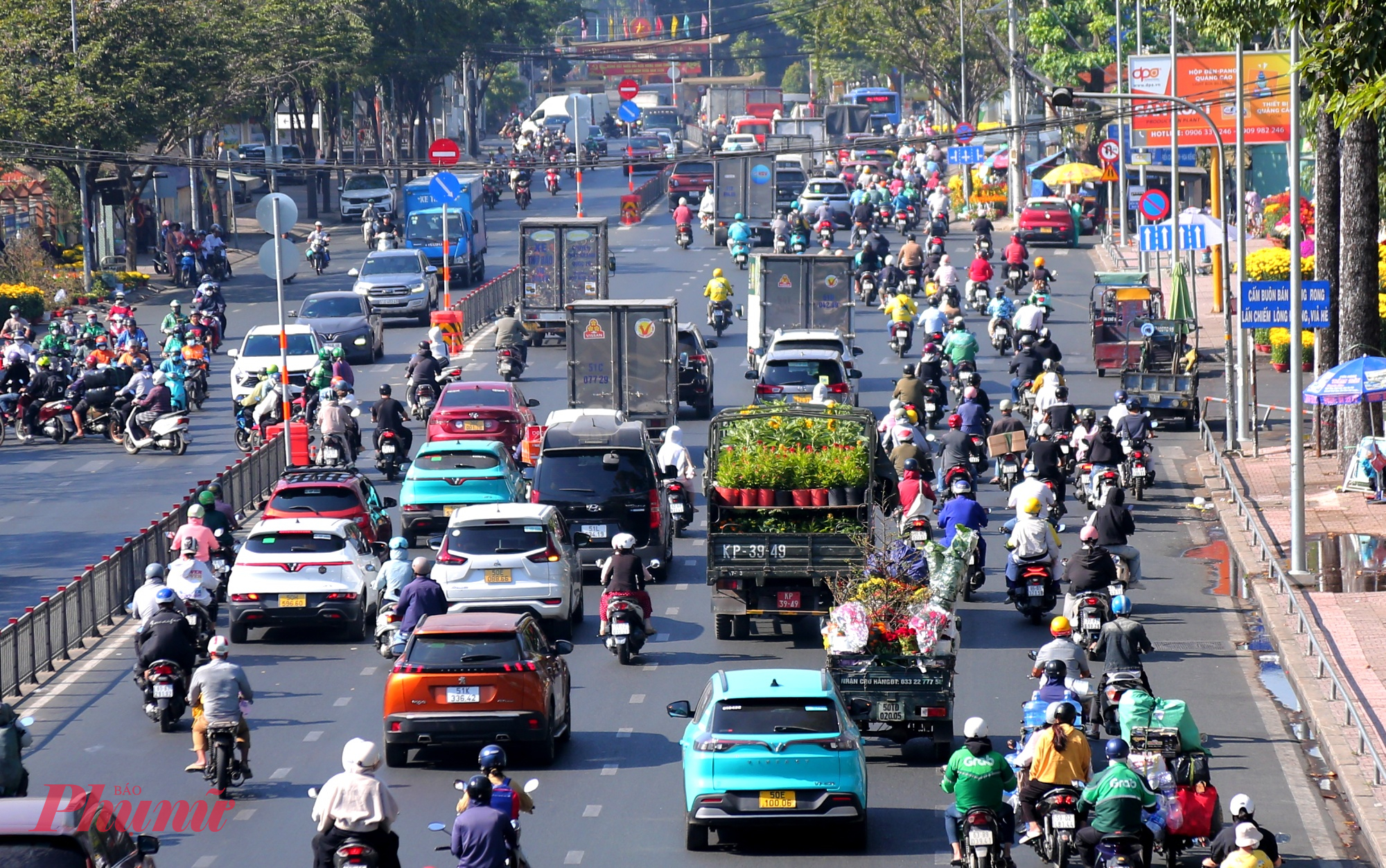 Tình trạng kẹt xe không chỉ xảy vào giờ cao điểm mà nguyên cả ngày, tùy vào khung giờ. Do người dân đổ ra đường mua sắm tết, về quê,.. tăng đột biến nên thờng xuyên ra ùn tắc giao thông.