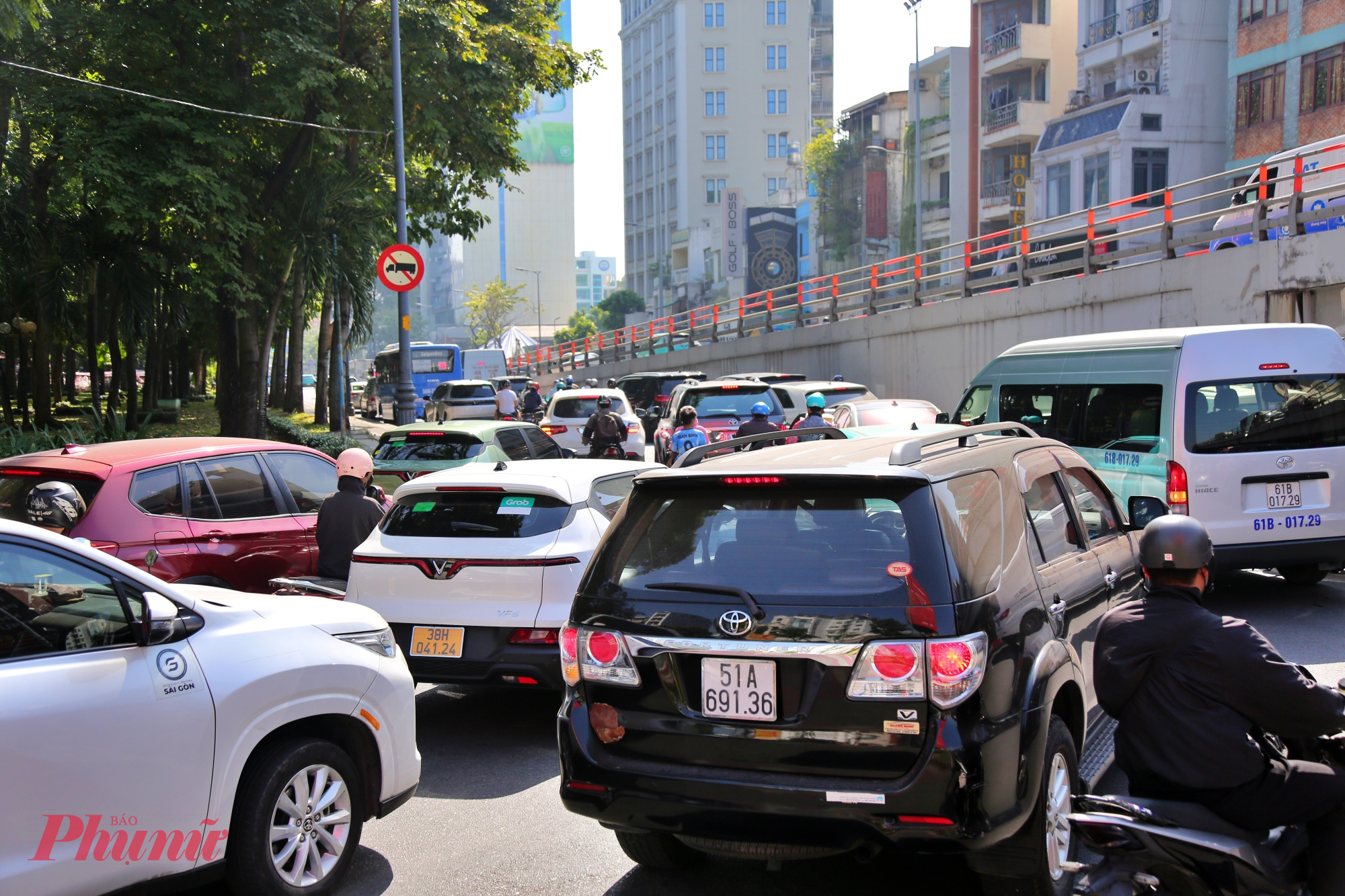Lượng xe cá nhân, taxi, xe công nghệ và ô tô đưa đón hành khách ra vào sân bay tăng mạnh khiến áp lực giao thông dồn nén suốt từ sáng đến tối.