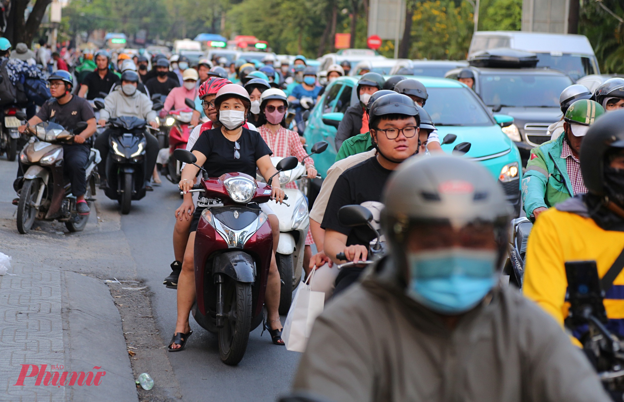 Không ít người dân bày tỏ lo ngại, từ nay đến sát Tết, khi lượng người về quê và du khách tiếp tục tăng cao, tình trạng ùn tắc tại các cửa ngõ sân bay, bến xe sẽ còn kéo dài, gây áp lực lớn cho giao thông và sinh hoạt của người dân.