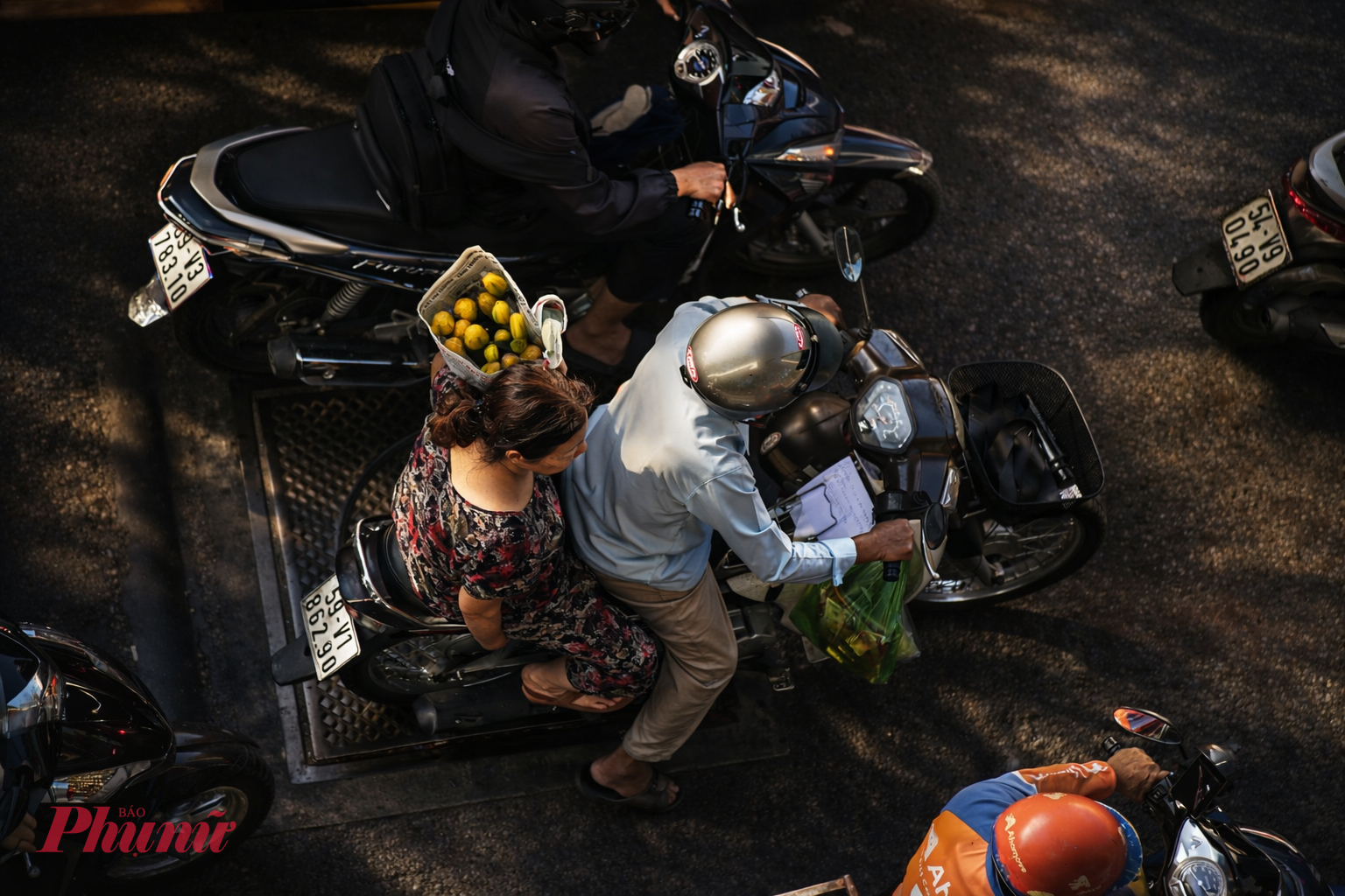 Thời điểm gần tết, nhiều người dân ra đường mua hoa nên lượng phương tiện tăng nên kẹt xe càng kéo dài trong ngày..
