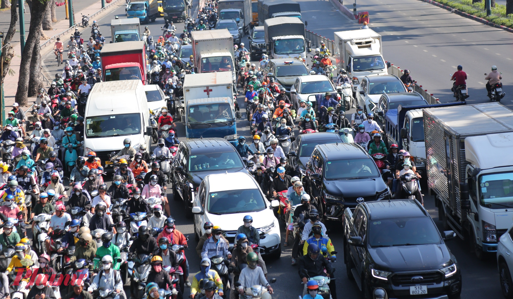 Nhiều người dân cho biết, việc di chuyển qua các khu vực cửa ngõ sân bay và bến xe trong những ngày này mất nhiều thời gian hơn bình thường.