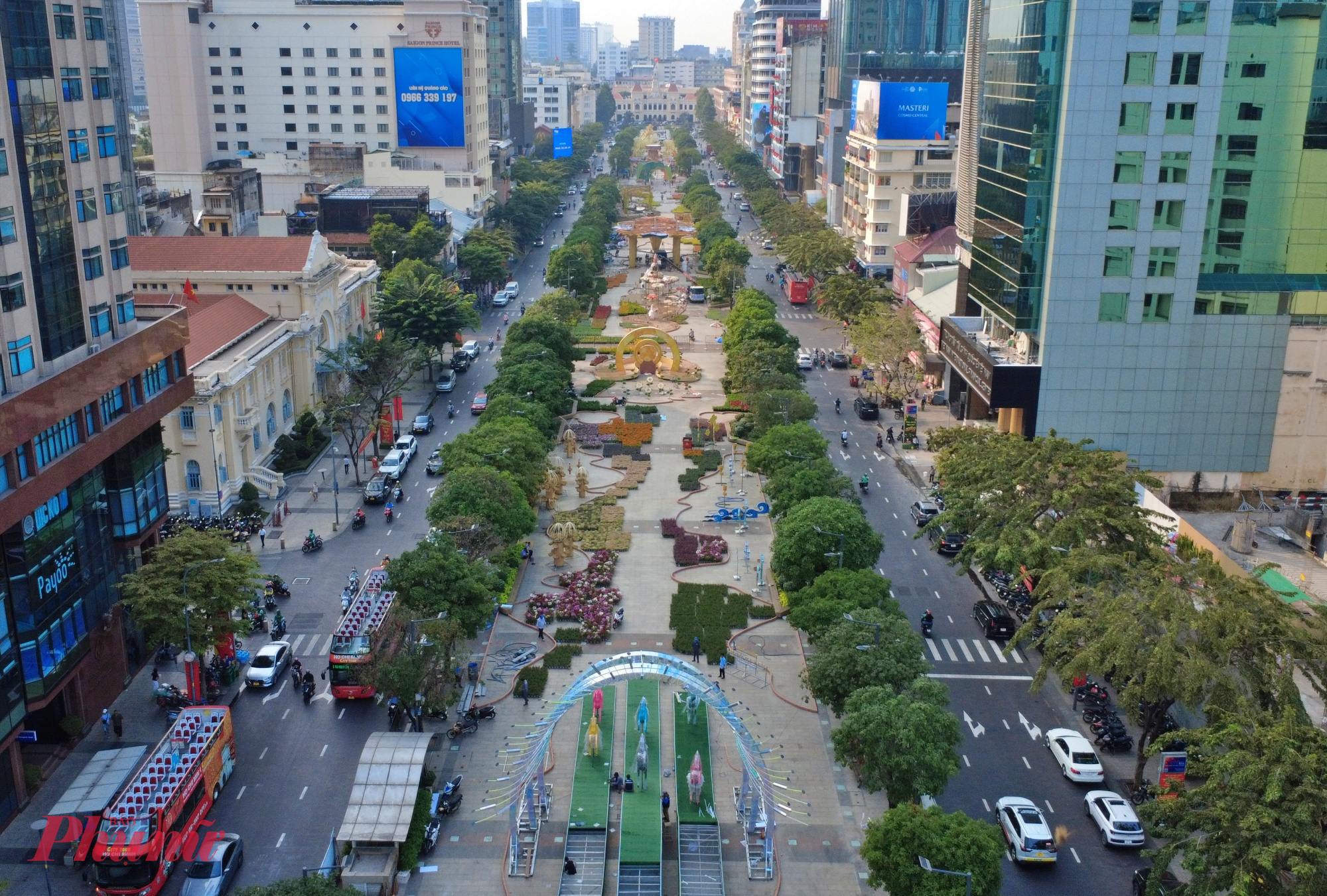 Cuối đường hoa là “Giang sơn cẩm tú” quy tụ chín ngựa vĩnh cửu phi nước đại, trong đó ba ngựa chính biểu trưng cho Thành phố Hồ Chí Minh, Vũng Tàu và Bình Dương với tạo hình nguyên khối thể hiện sự mạnh mẽ và vững chãi.