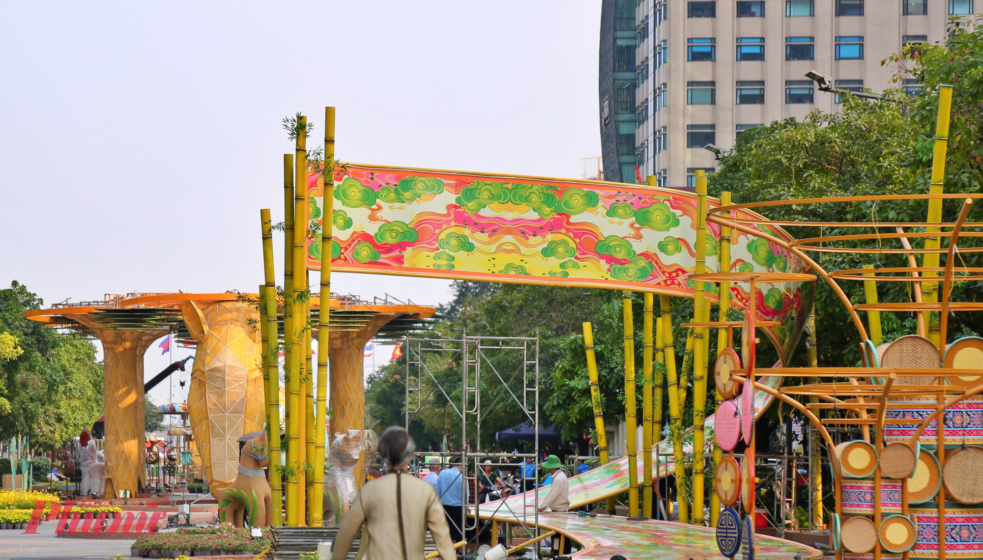 Các tiểu cảnh tại Đường hoa Nguyễn Huệ năm nay được thiết kế đặc biệt vào ban đêm. Khi màn đêm buông xuống, Đường hoa Nguyễn Huệ thực hiện một bước chuyển mình ngoạn mục, trở thành một không gian nghệ thuật huyền ảo nhờ ứng dụng đồng bộ công nghệ ánh sáng và tương tác.