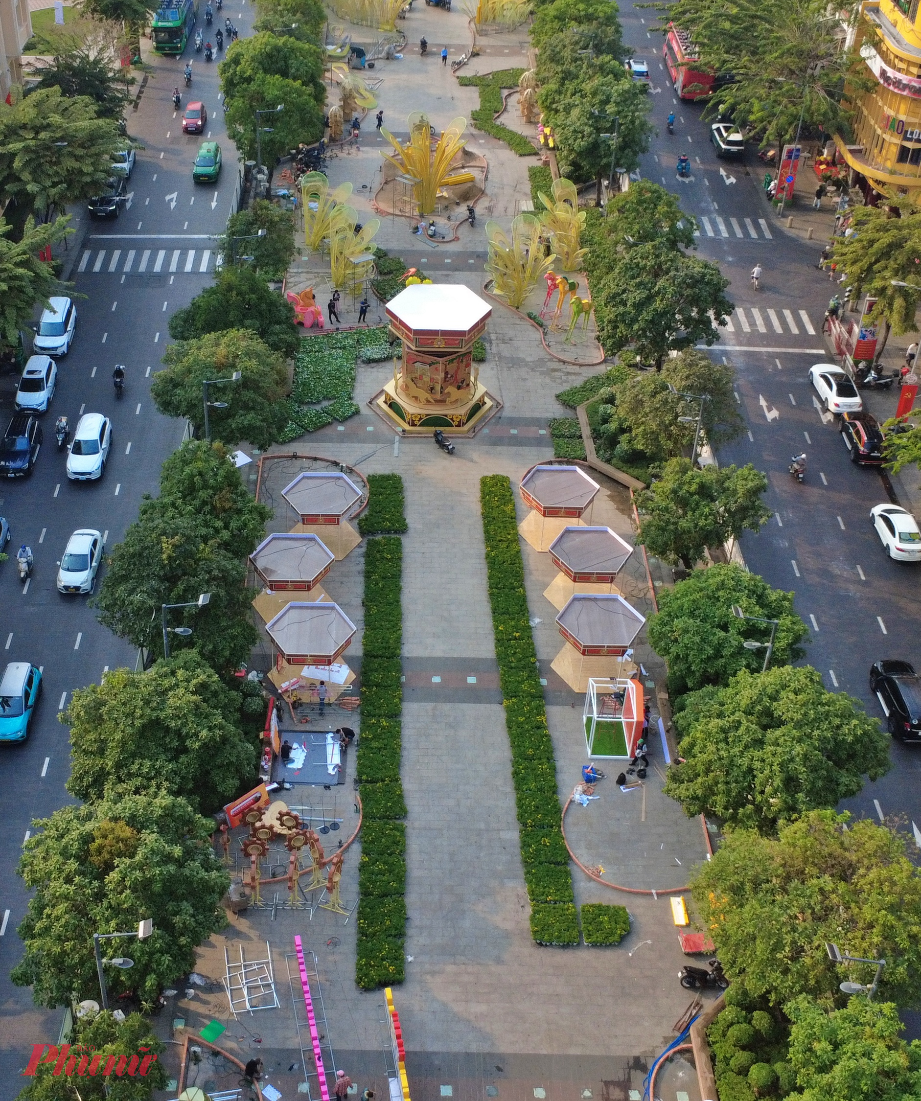 Ở khu vực “Rực rỡ miền ký ức”, điểm nhấn là chiếc đèn kéo quân khổng lồ cao hơn 6m, đường kính 6,4m. 