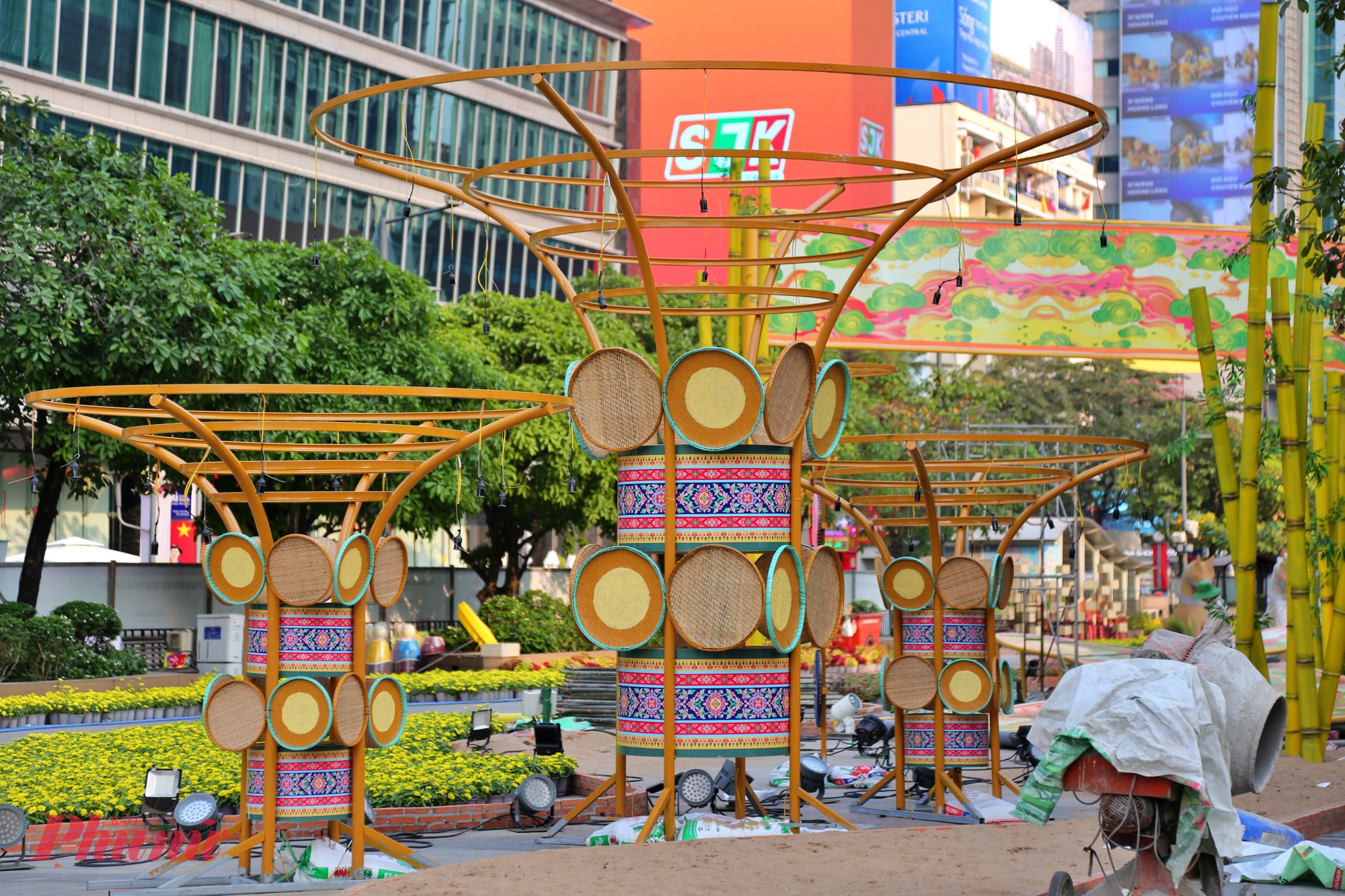 Đường hoa Nguyễn Huệ năm nay sẽ có hơn 100.000 giỏ hoa đa chủng loại. 