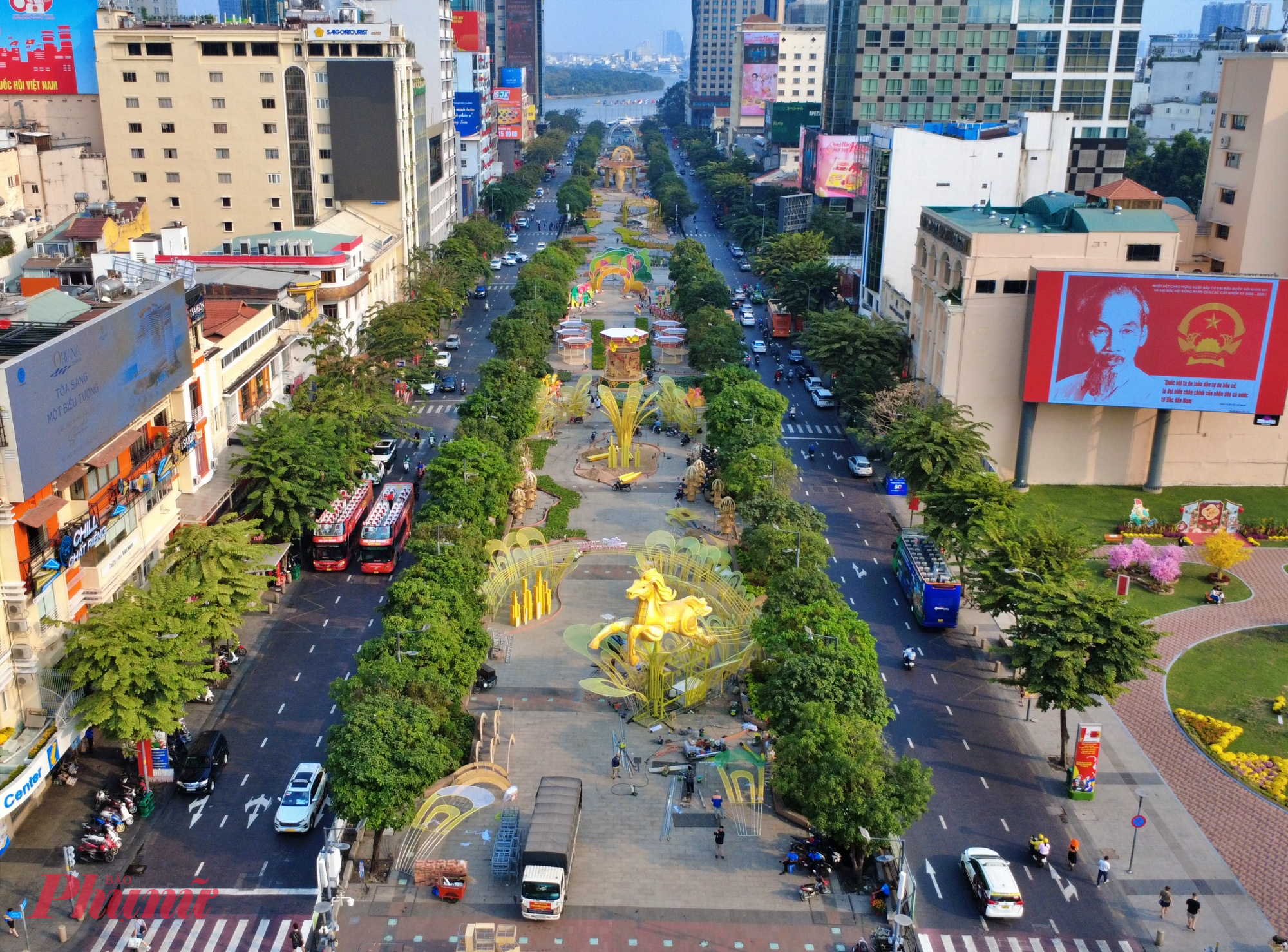Chiều 22 tháng Chạp, không khí thi công tại Đường hoa Nguyễn Huệ trở nên tất bật hơn bao giờ hết khi linh vật ngựa khổng lồ, điểm nhấn nổi bật của mùa hoa năm nay chính thức được đưa vào lắp đặt. 